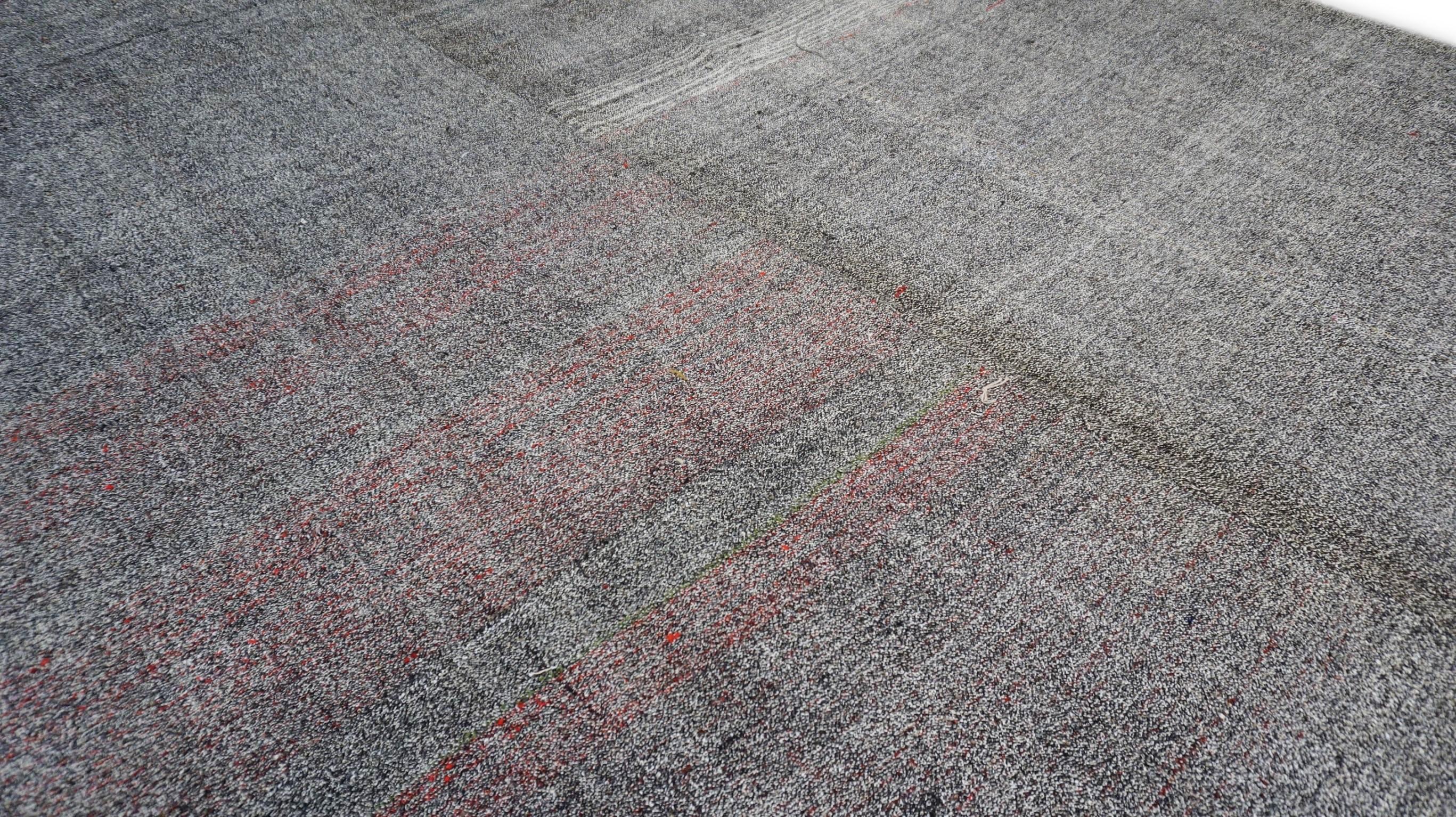 Scandinavo moderno The Modern Scandinavian Kilim grigio e rosso 11'x11'2'' in vendita