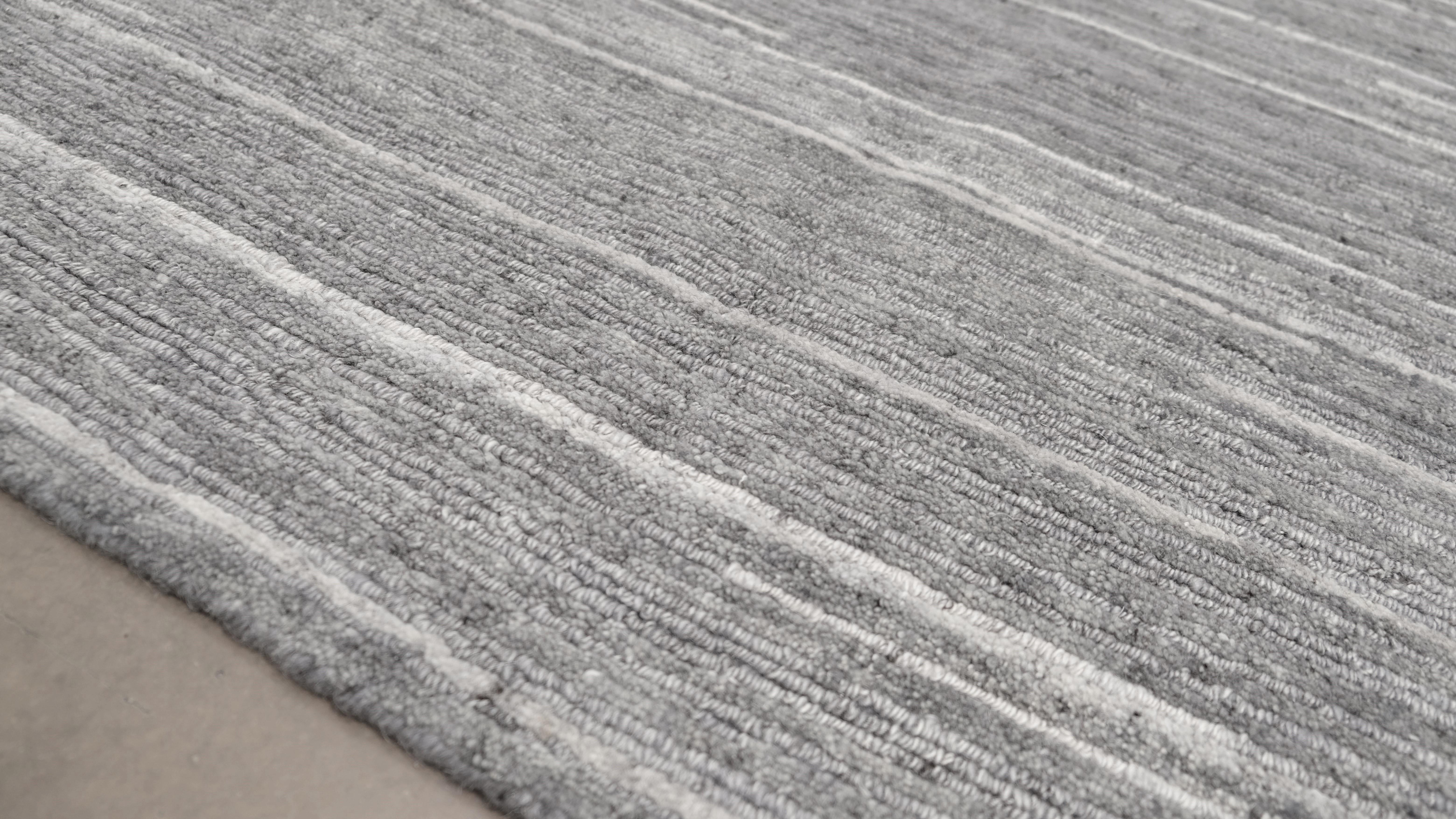 Skandinavischer moderner grau gestreifter Wollteppich 6'x9' Circa 2020 (Asiatisch) im Angebot