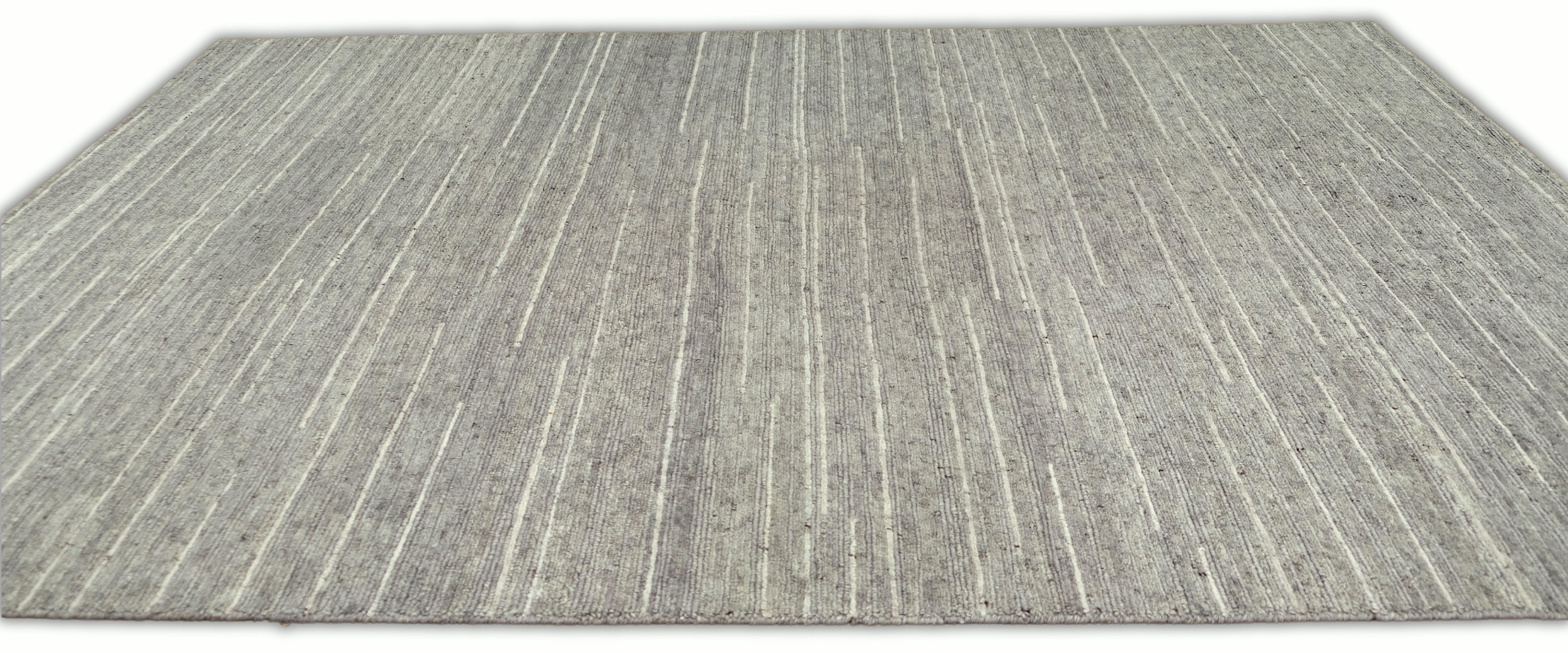 Skandinavischer moderner grau gestreifter Wollteppich 6'x9' Circa 2020 (Handgeknüpft) im Angebot