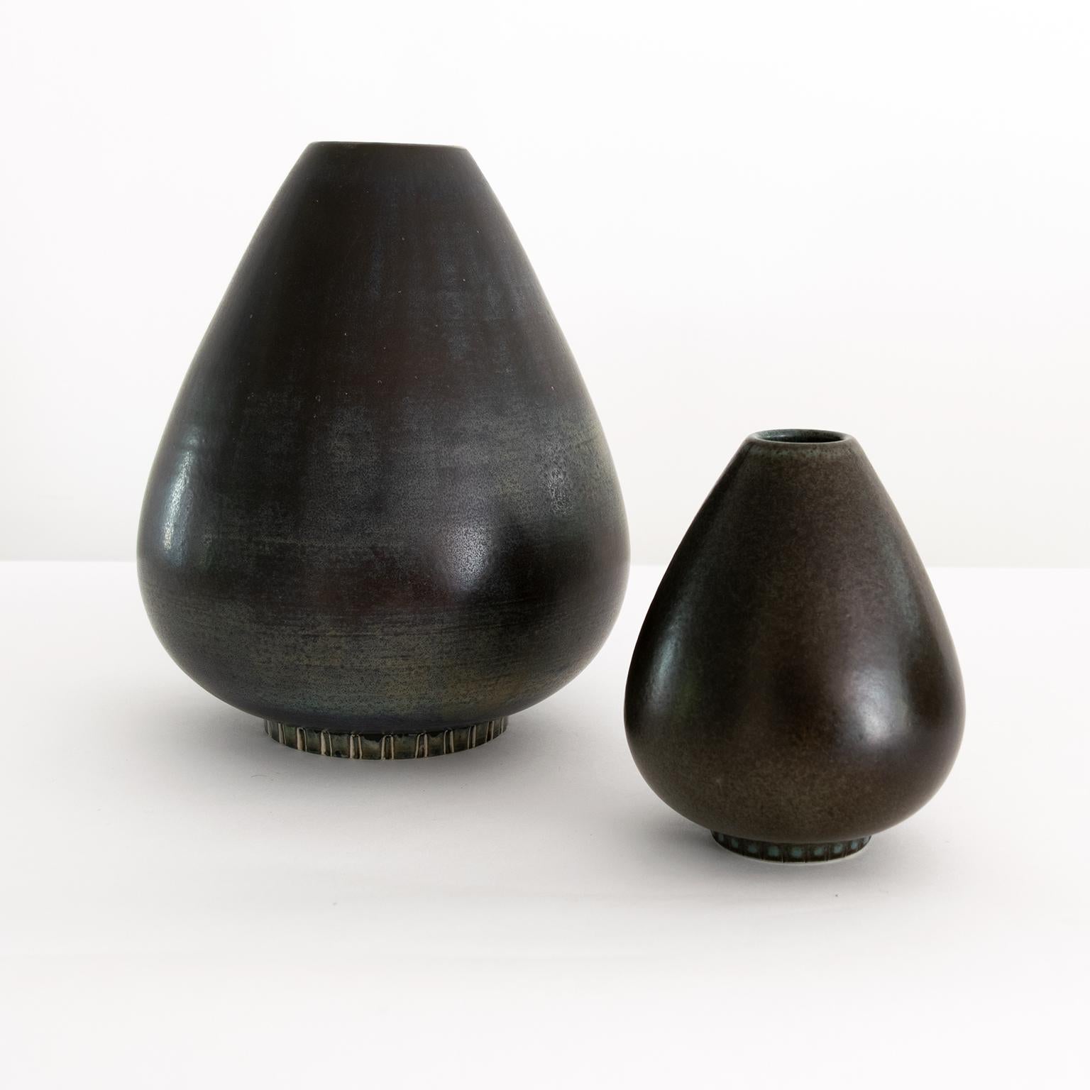 Scandinavian Modern Group of 3 Gunnar Nylund Vases in Light and Dark Glazes In Good Condition For Sale In New York, NY