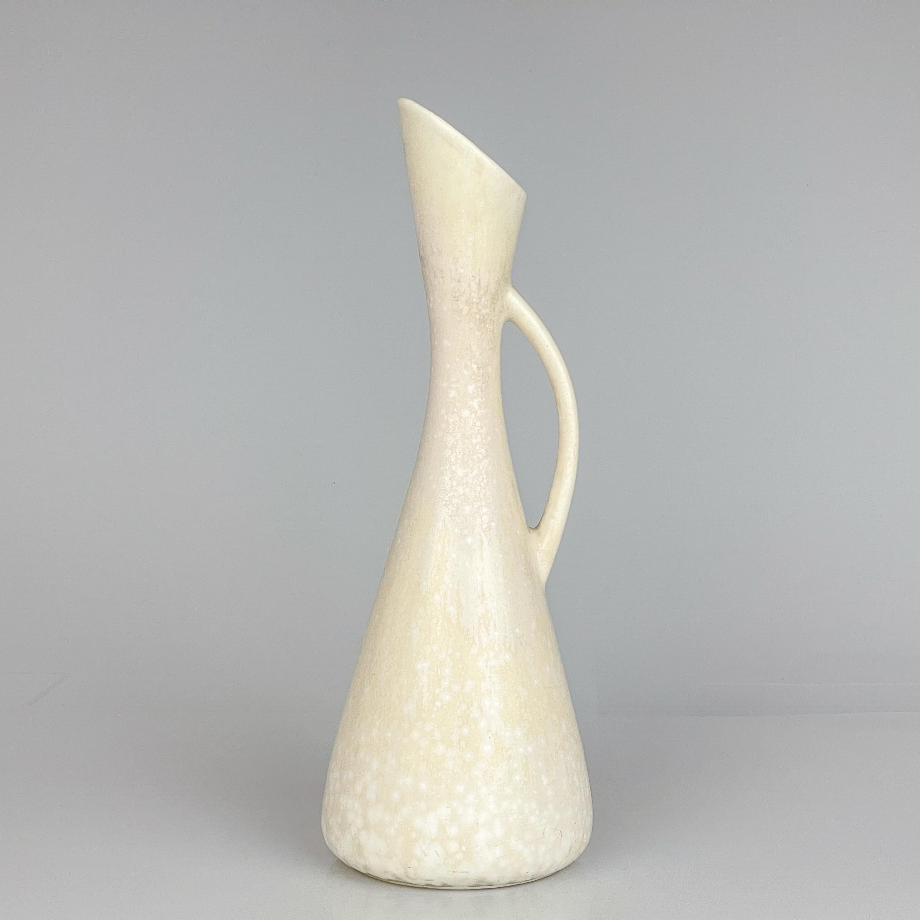 Gunnar Nylund, Stoneware vase /pitcher Rörstrand, Sweden, circa 1950

Description
A stoneware vase / pitcher, model AUD, finished in a beautiful white “eggshell” glaze.

This object was designed by Gunnar Nylund and executed by the Swedish ceramics