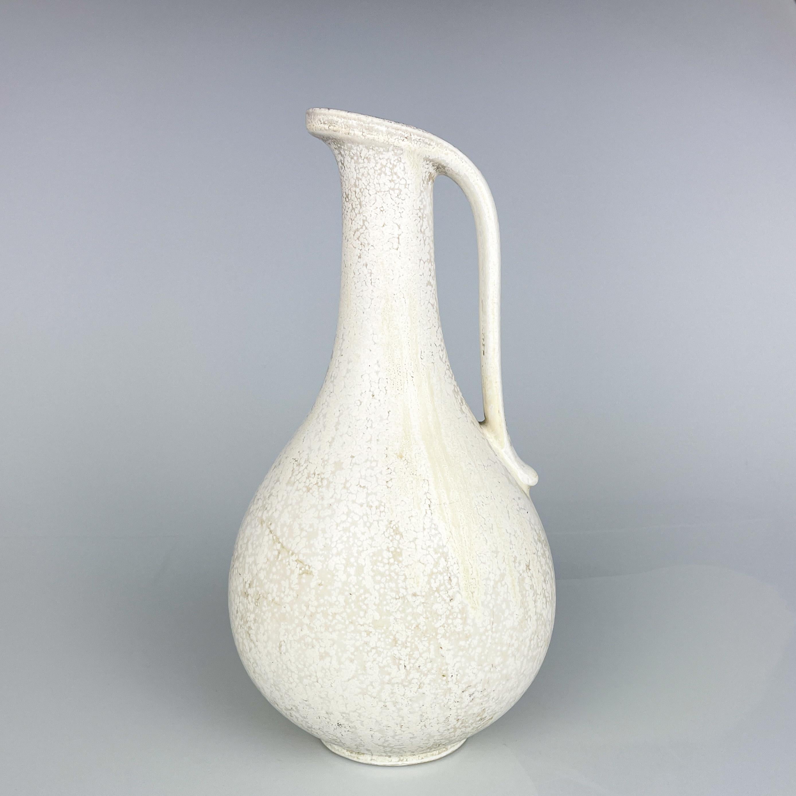Gunnar Nylund, Steinzeugvase/-krug Rörstrand, Schweden, um 1950

Beschreibung
Vase/Krug aus Steinzeug mit schöner weißer 