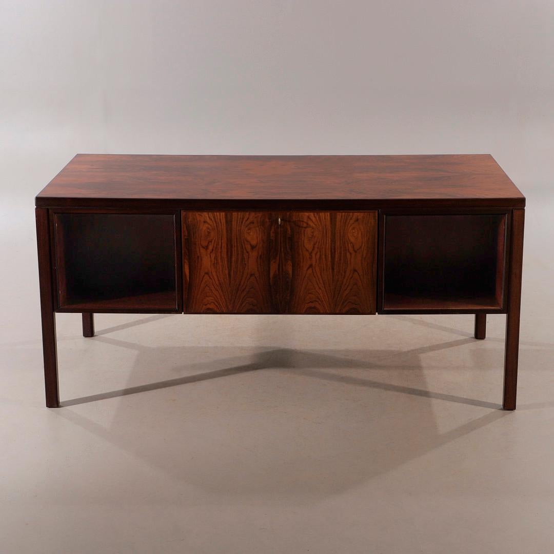 Scandinavian Modern Gunni Omann Rosewood Desk In Good Condition For Sale In Uccle, BE