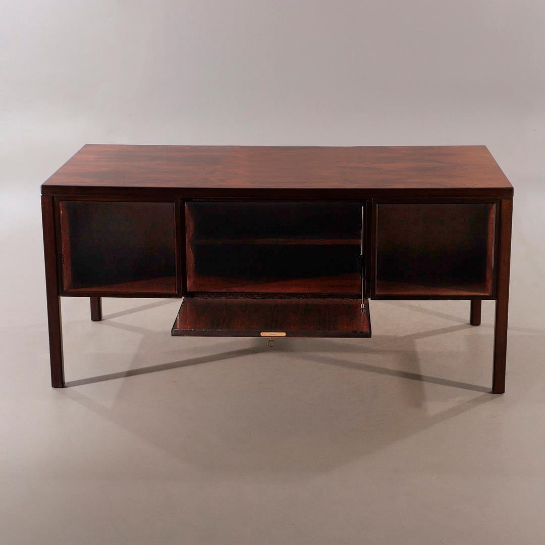 Skandinavischer moderner Gunni Omann-Schreibtisch aus Rosenholz (20. Jahrhundert) im Angebot