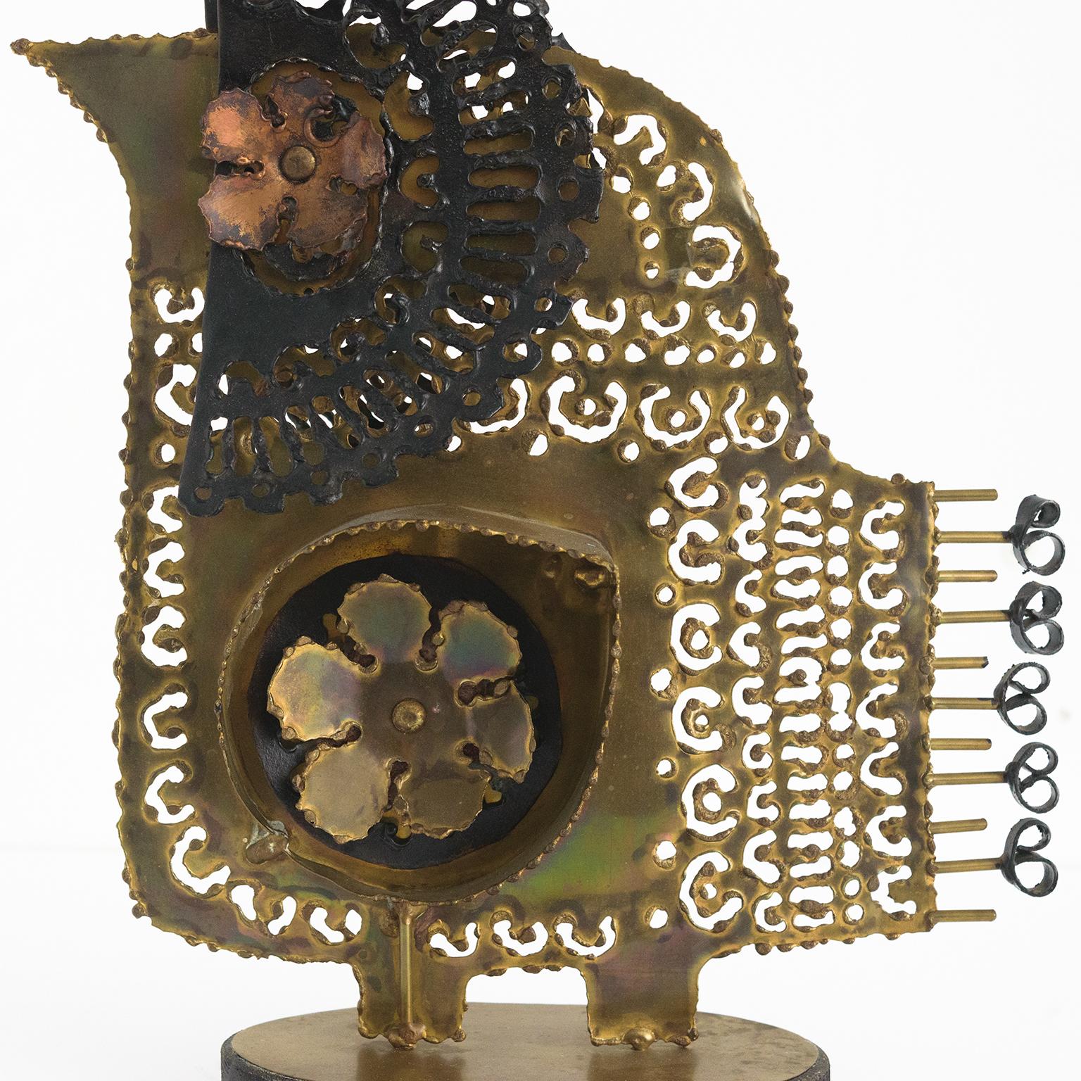20ième siècle Sculpture en métal moderne scandinave faite à la main d'un oiseau, en laiton et cuivre en vente