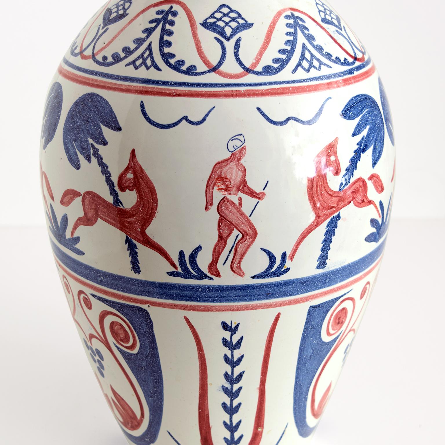 Peint à la main Vase en céramique norvégienne moderne scandinave décoré à la main, Hank Keramikk, 1946 en vente
