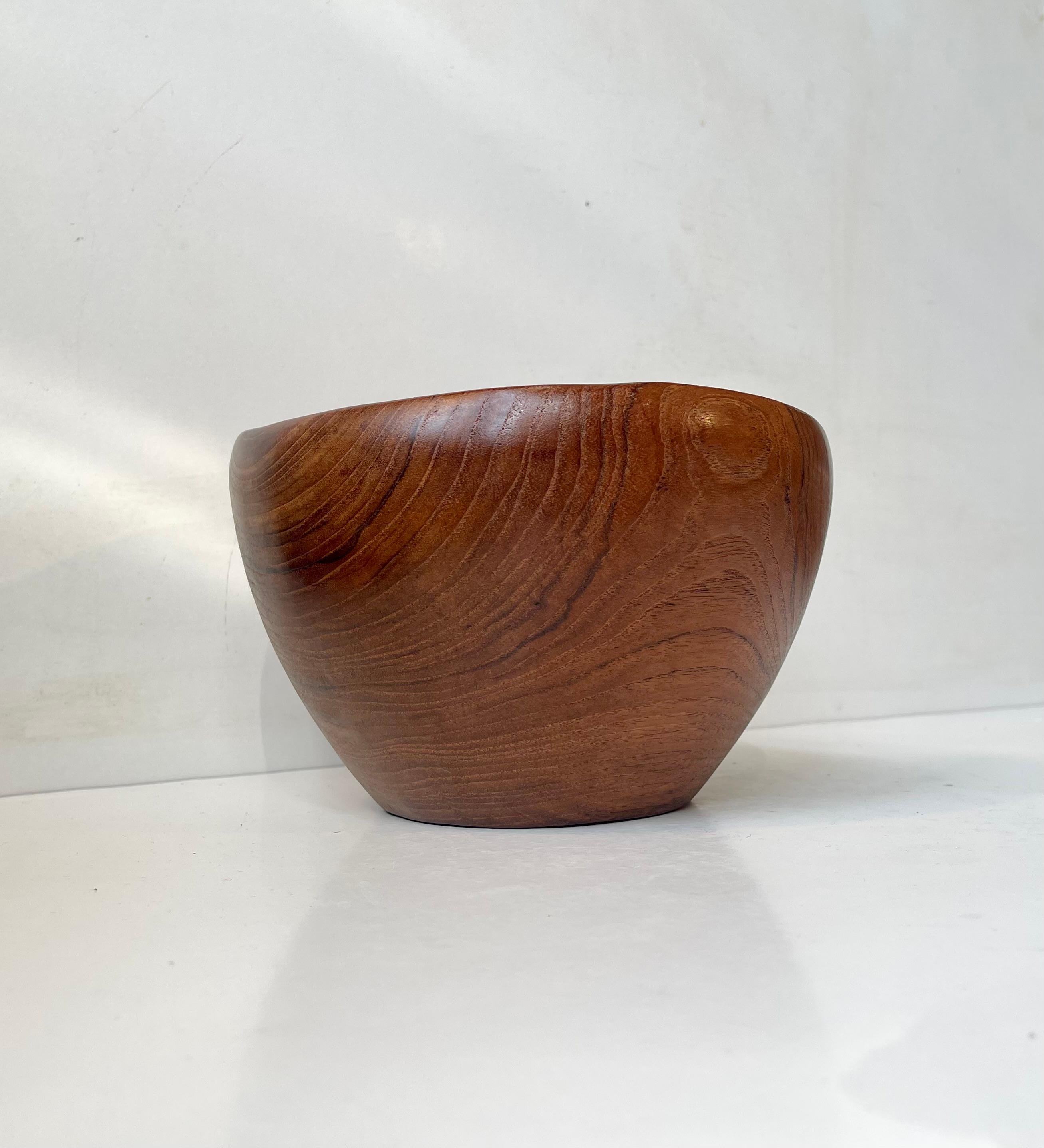 Scandinavian Modern Hand-turned Freeform bowl in Teak, ESA 1950s In Good Condition For Sale In Esbjerg, DK