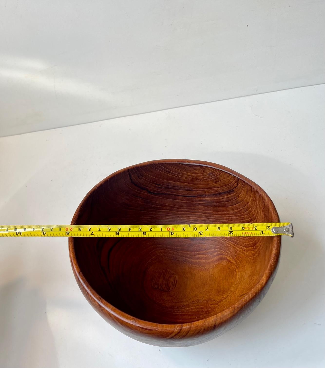 Scandinavian Modern Hand-turned Freeform bowl in Teak, ESA 1950s For Sale 1
