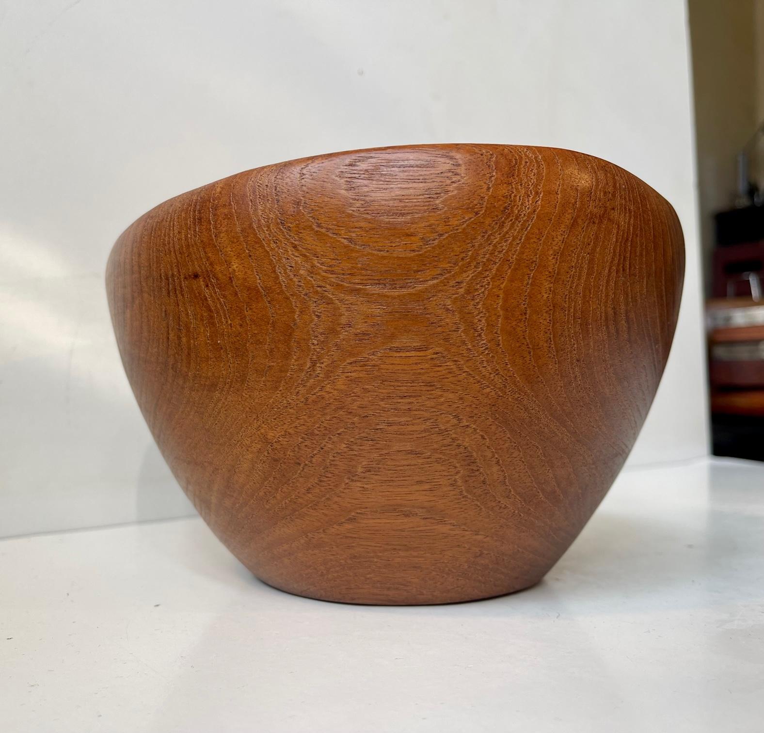 Scandinavian Modern Hand-turned Freeform bowl in Teak, ESA 1950s For Sale 2