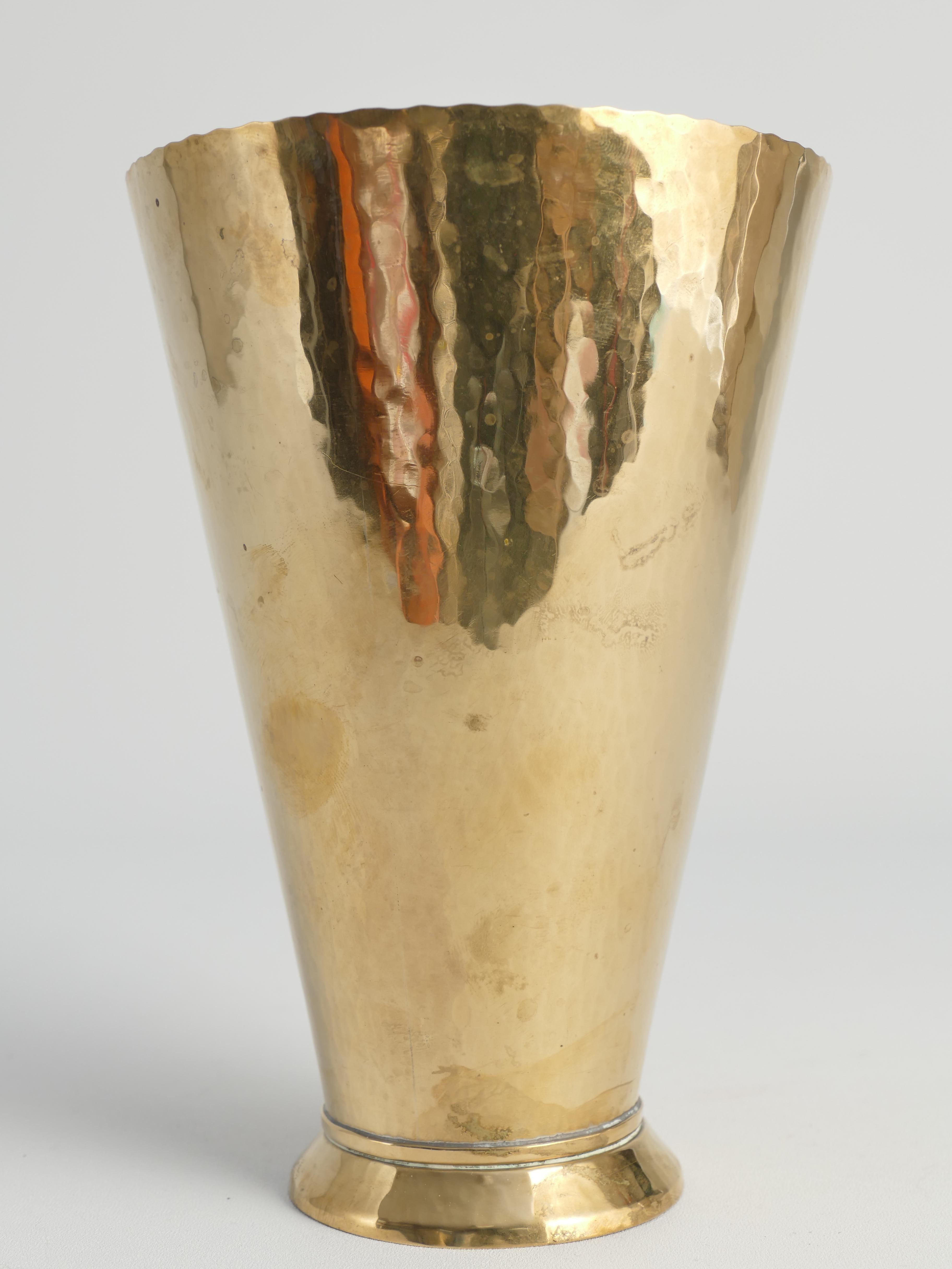 Skandinavische Moderne Handgefertigte konische Vase aus Messing, Schweden 1949 im Angebot 4