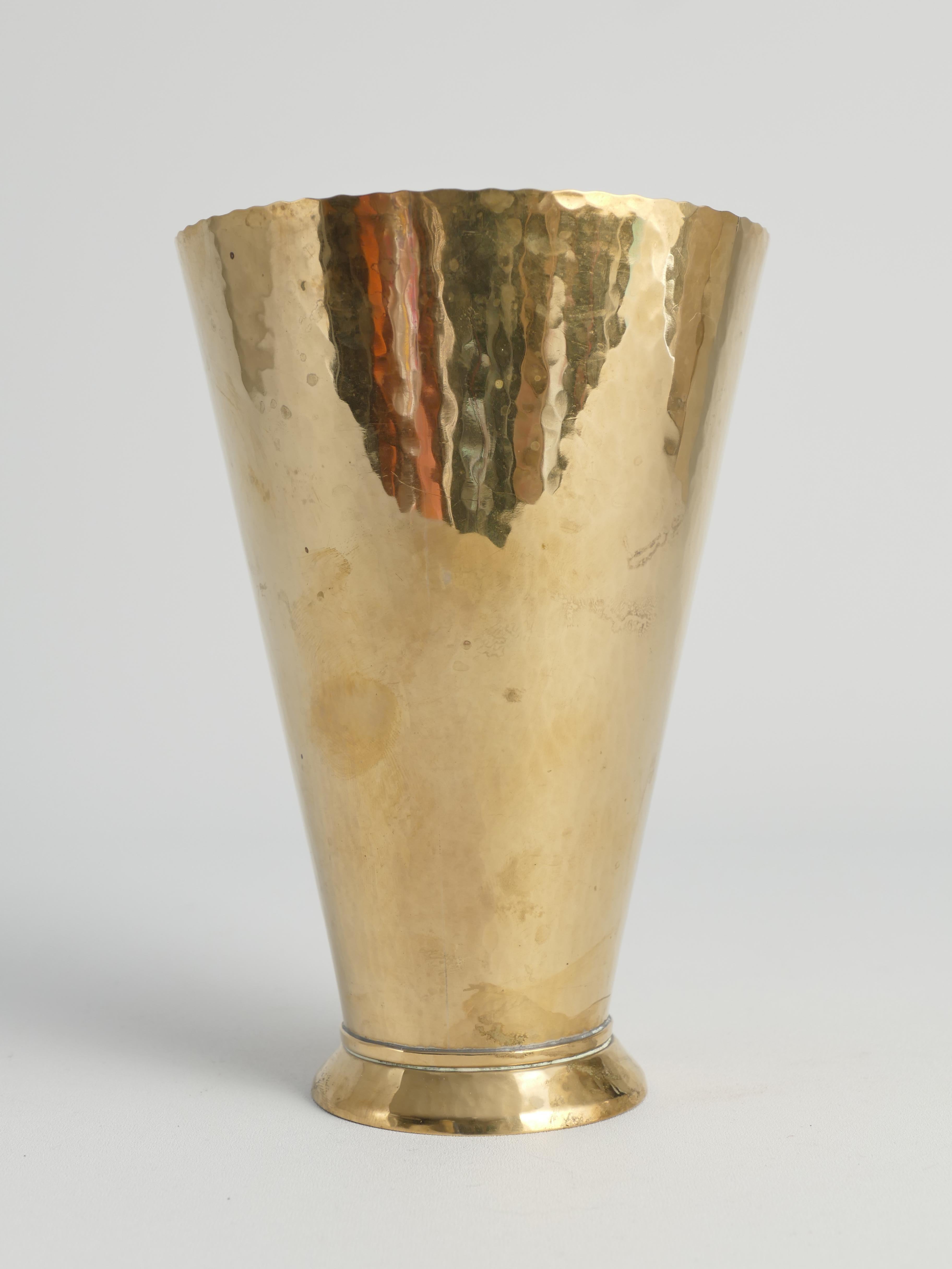 Scandinavian Modern Handmade Conical Brass Vase, Sweden 1949 In Good Condition For Sale In Grythyttan, SE