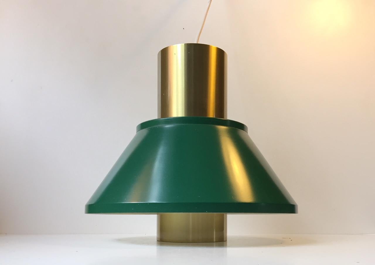 This model 'Life' was designed by Jo Hammerborg and manufactured by Fog & Mørup in Denmark during the 1970s. It features a green powder-coated aluminum shade and a center tube in brass alloyed aluminum. The sticker from F&M is still present on the