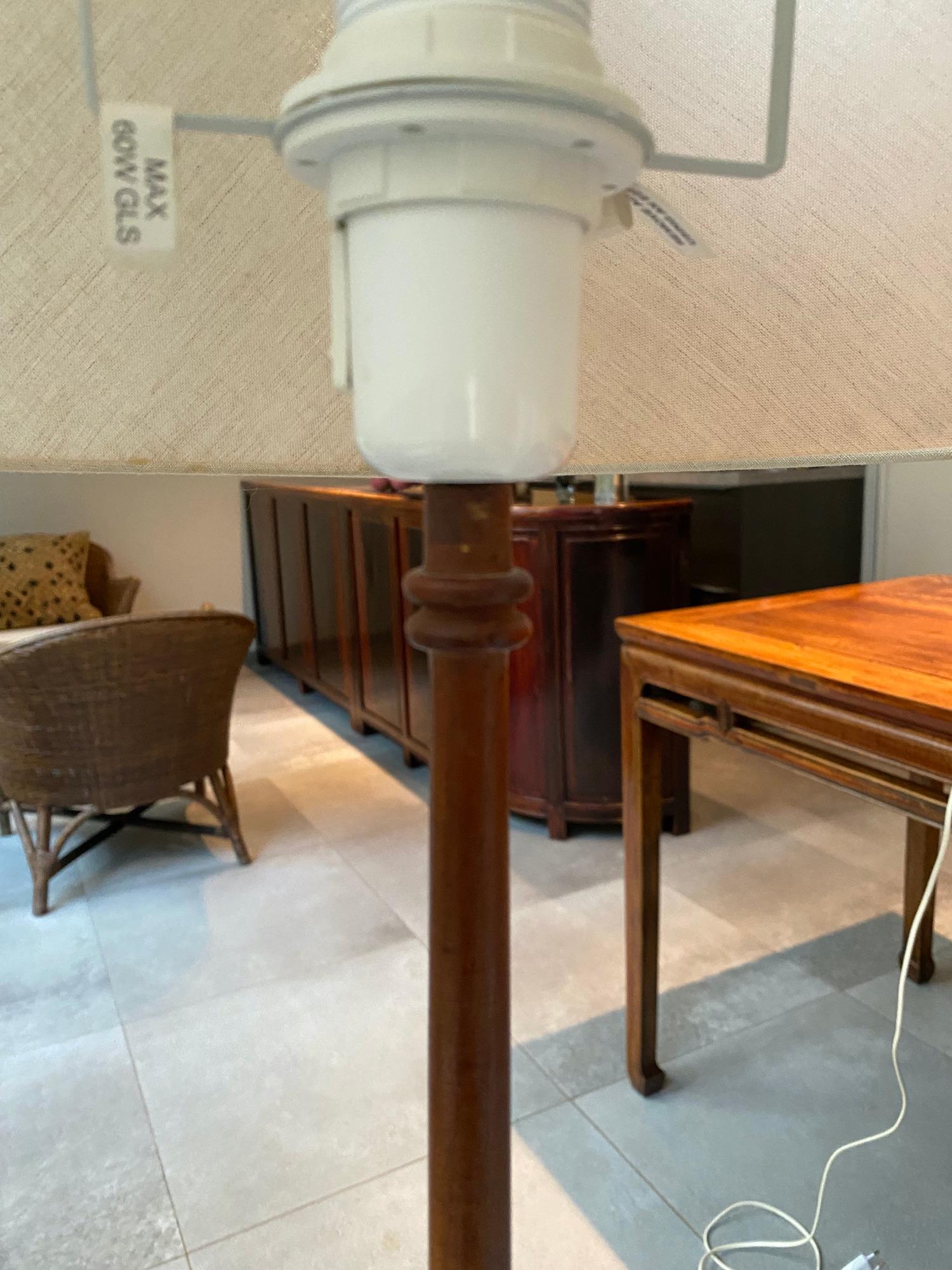 Lampada da terra The Scandinavian Modern Hans-Agne Jakobsson Teak e ottone, anni '60 in vendita 4