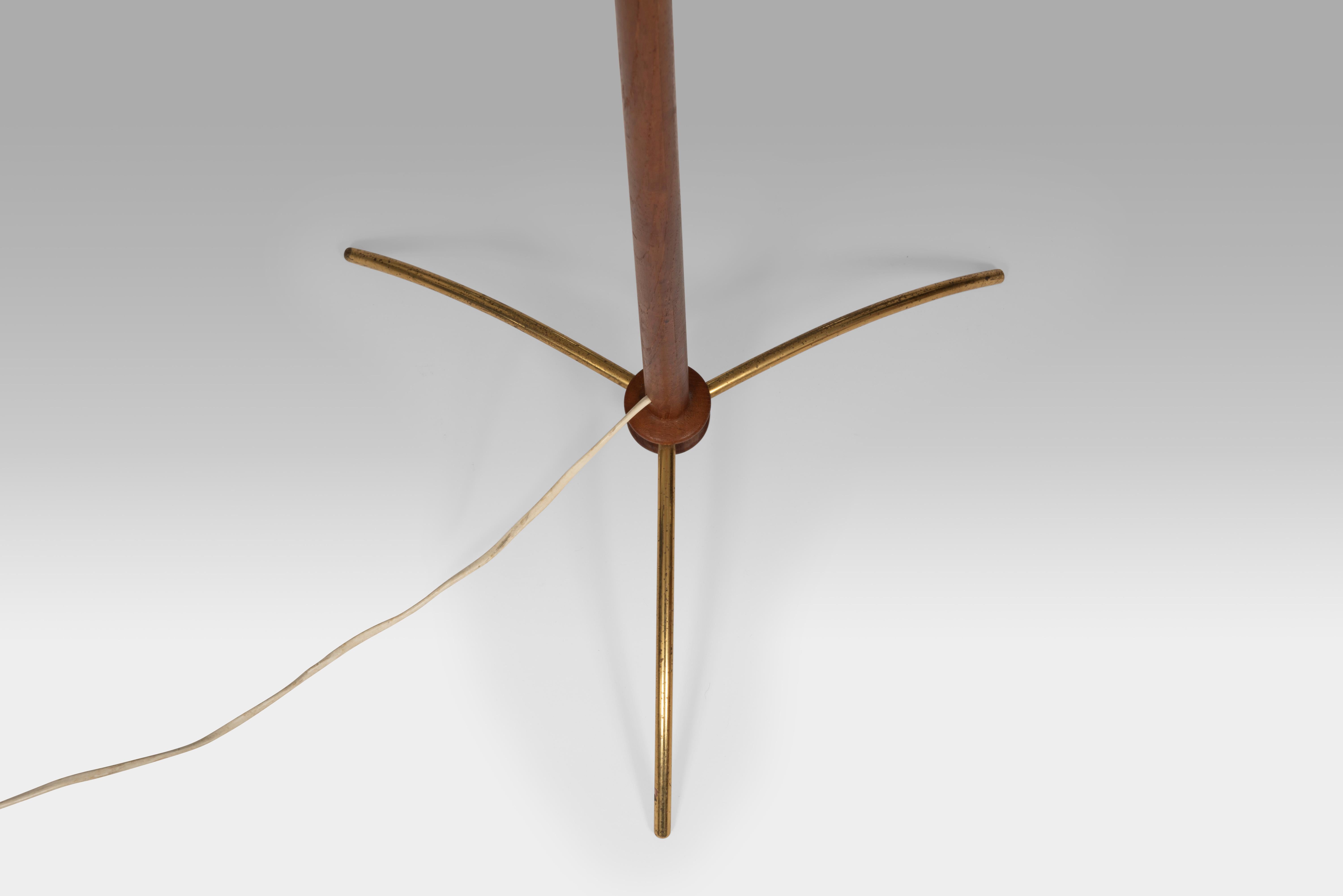 Scandinavo moderno Lampada da terra The Scandinavian Modern Hans-Agne Jakobsson Teak e ottone, anni '60 in vendita