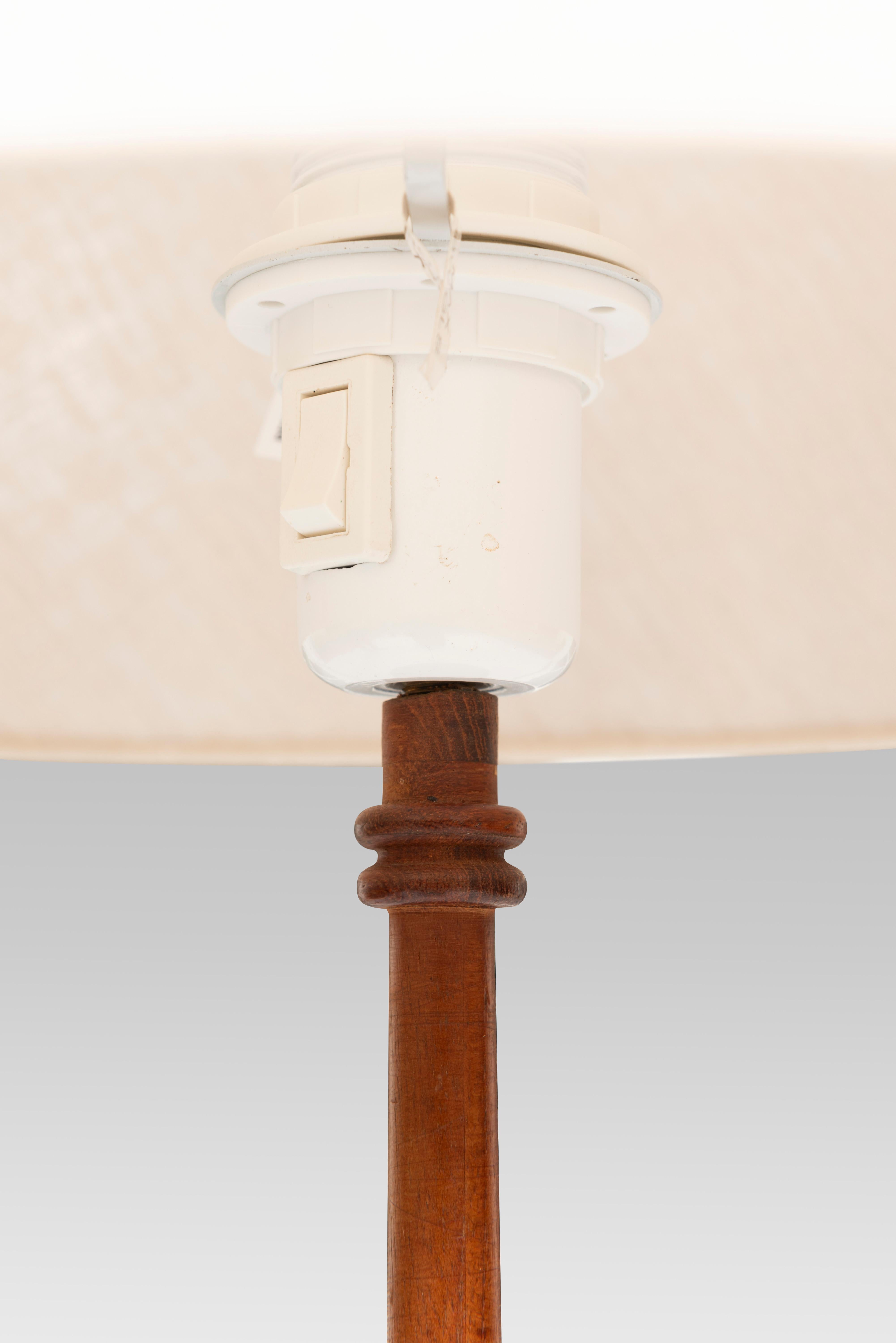 Svedese Lampada da terra The Scandinavian Modern Hans-Agne Jakobsson Teak e ottone, anni '60 in vendita