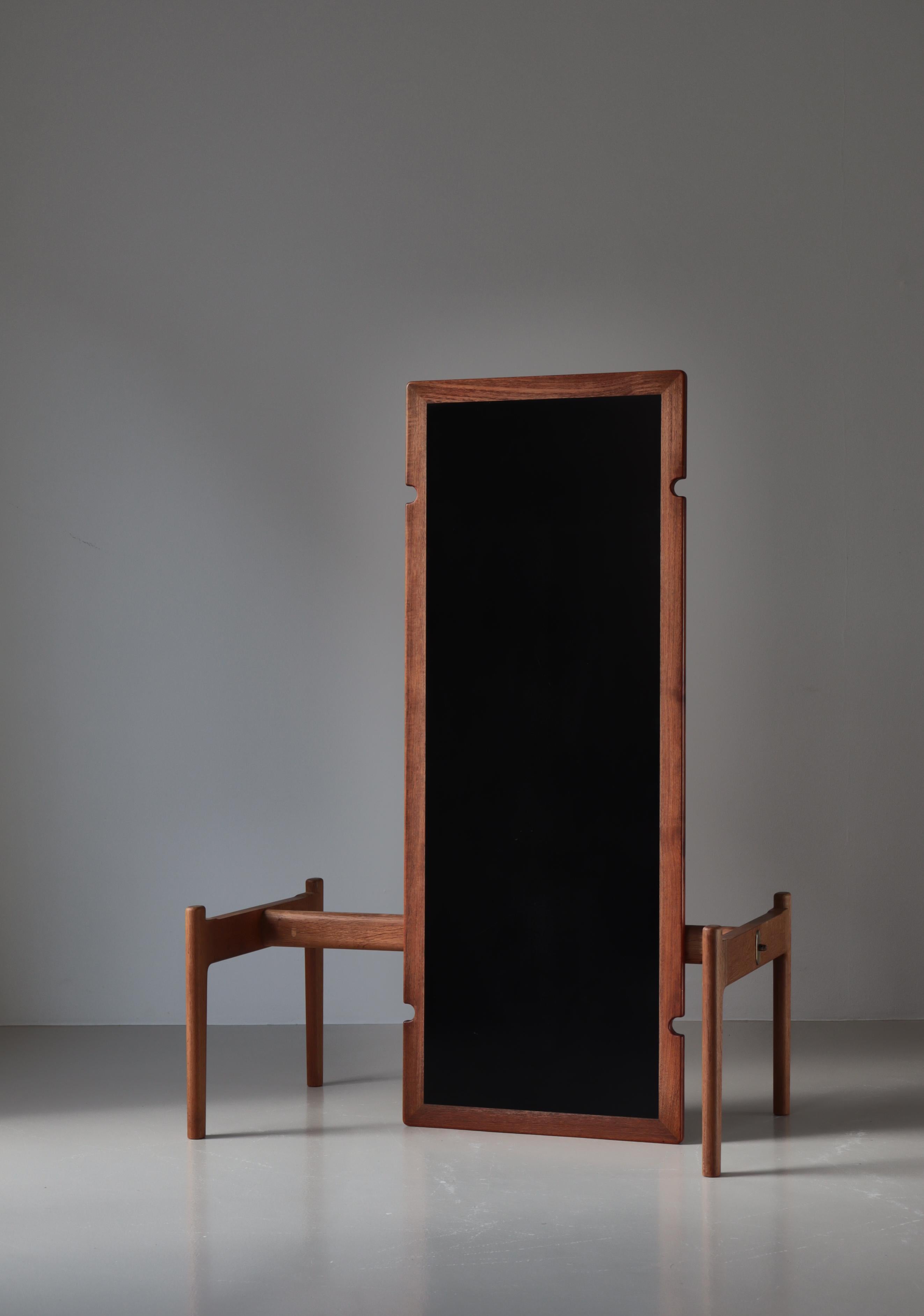 Scandinavian Modern Hans J. Wegner Teak & Oakwood Table Model 