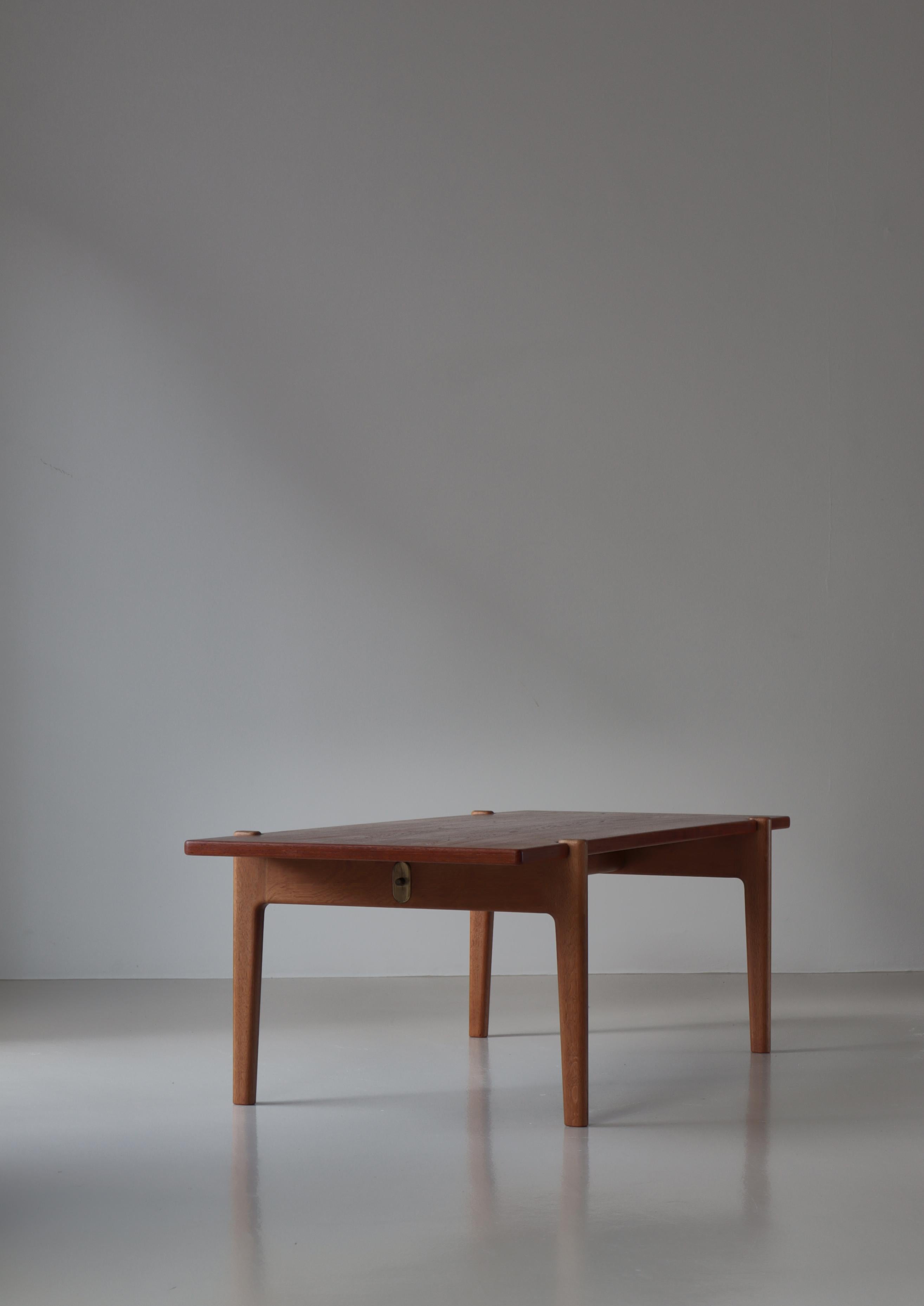 Scandinavian Modern Hans J. Wegner Teak & Oakwood Table Model 