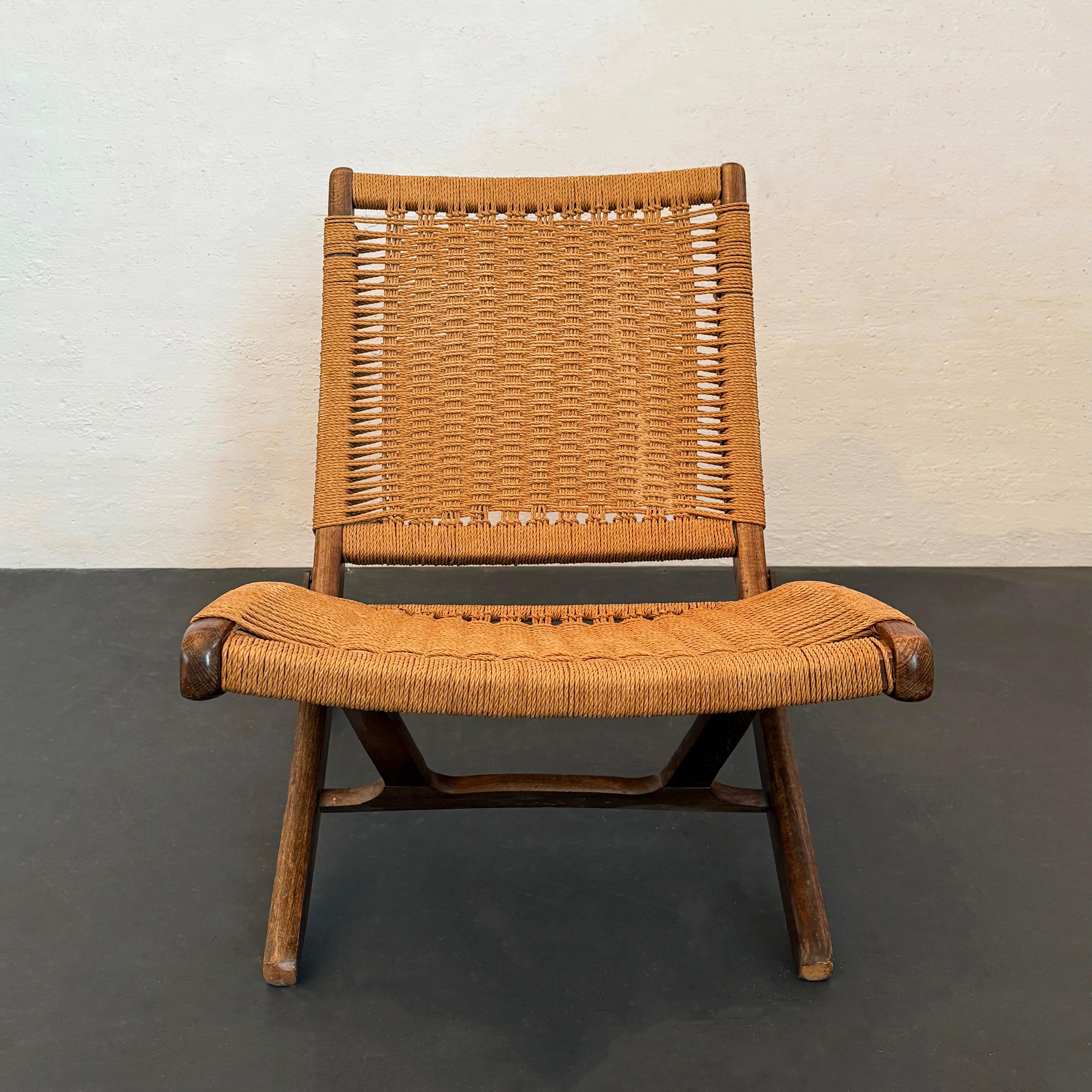 Scandinavian Modern Hans Wegner Style Folding Rope Lounge Chair In Good Condition For Sale In Brooklyn, NY