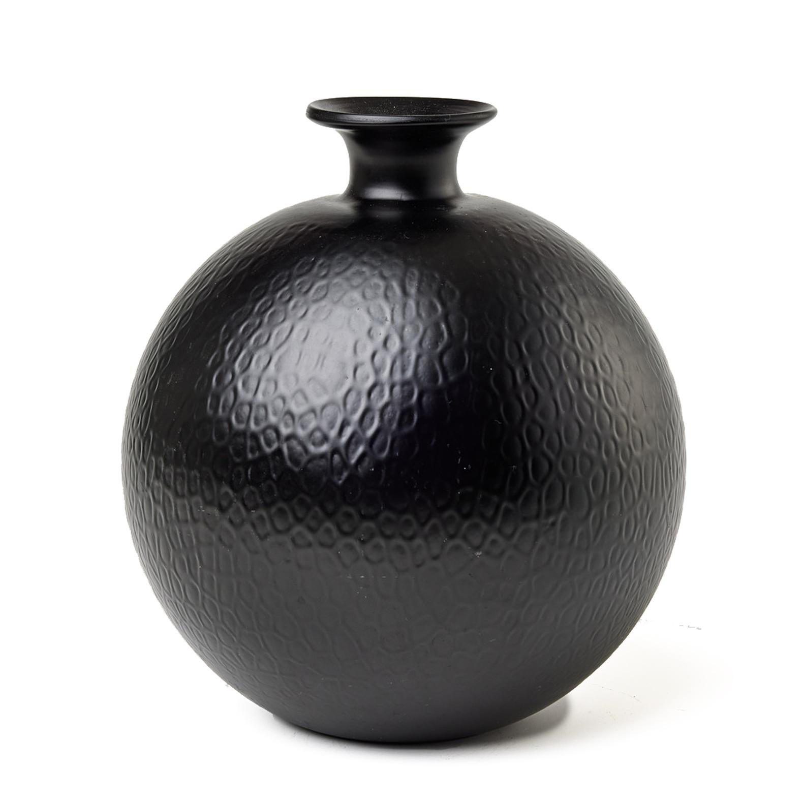 The black Cryopas Flowerball vase, designed in 1934 by Harald Elof Notini for Böhlmarks and produced by Pukeberg's Glass Factory, stands as a sublime functionalist piece in opaque glass. Notini's 'Flowerball' in Cryopas glass boasts a hammered