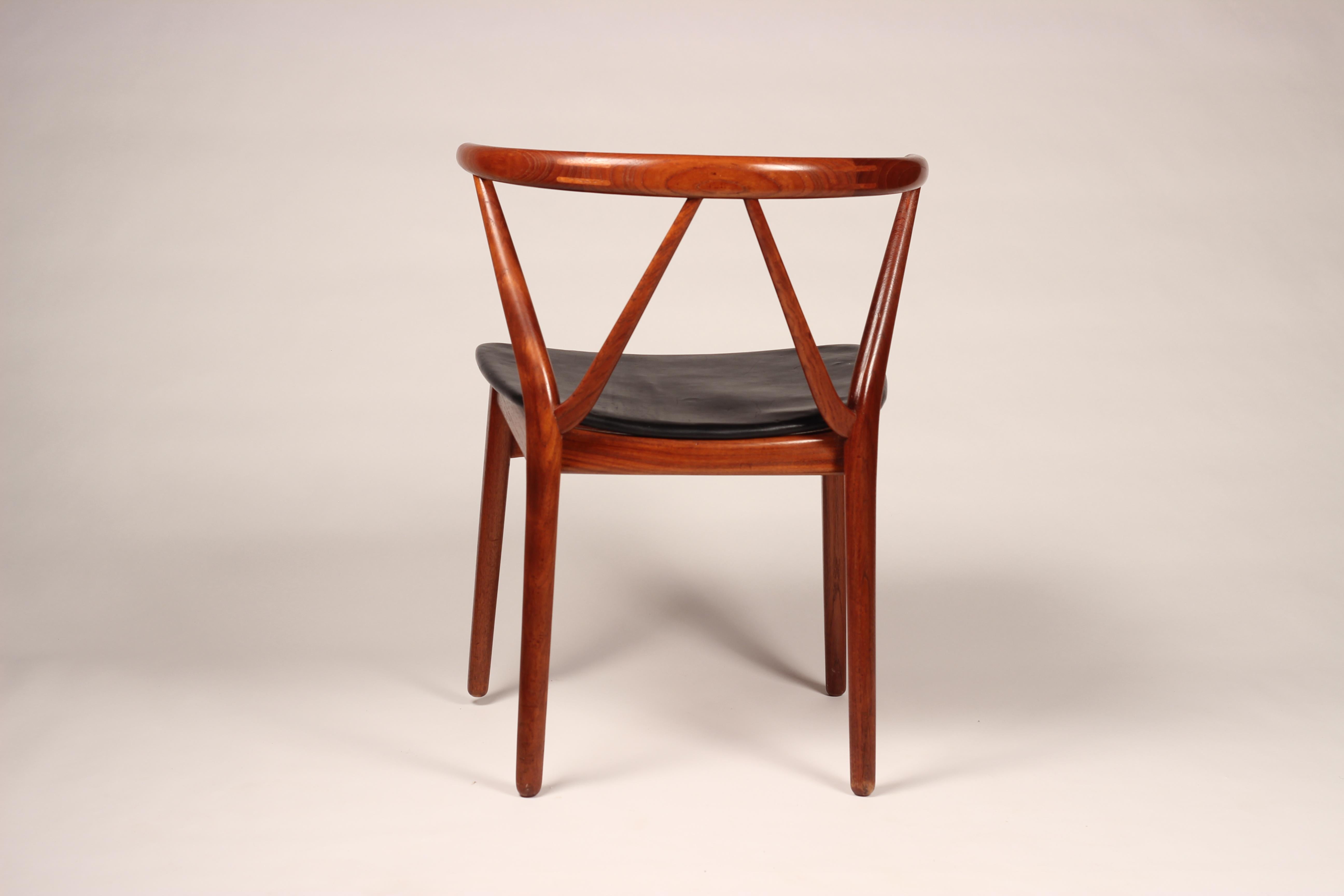 Scandinavian Modern Henning Kjærnulf Teak and leather Dining Chair Model 255 In Good Condition In London, GB