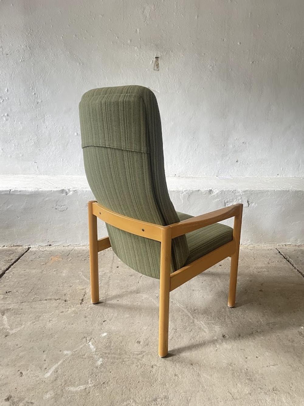 Tissu The Modern Scandinavian High-Back  Fauteuil 1970 en vente