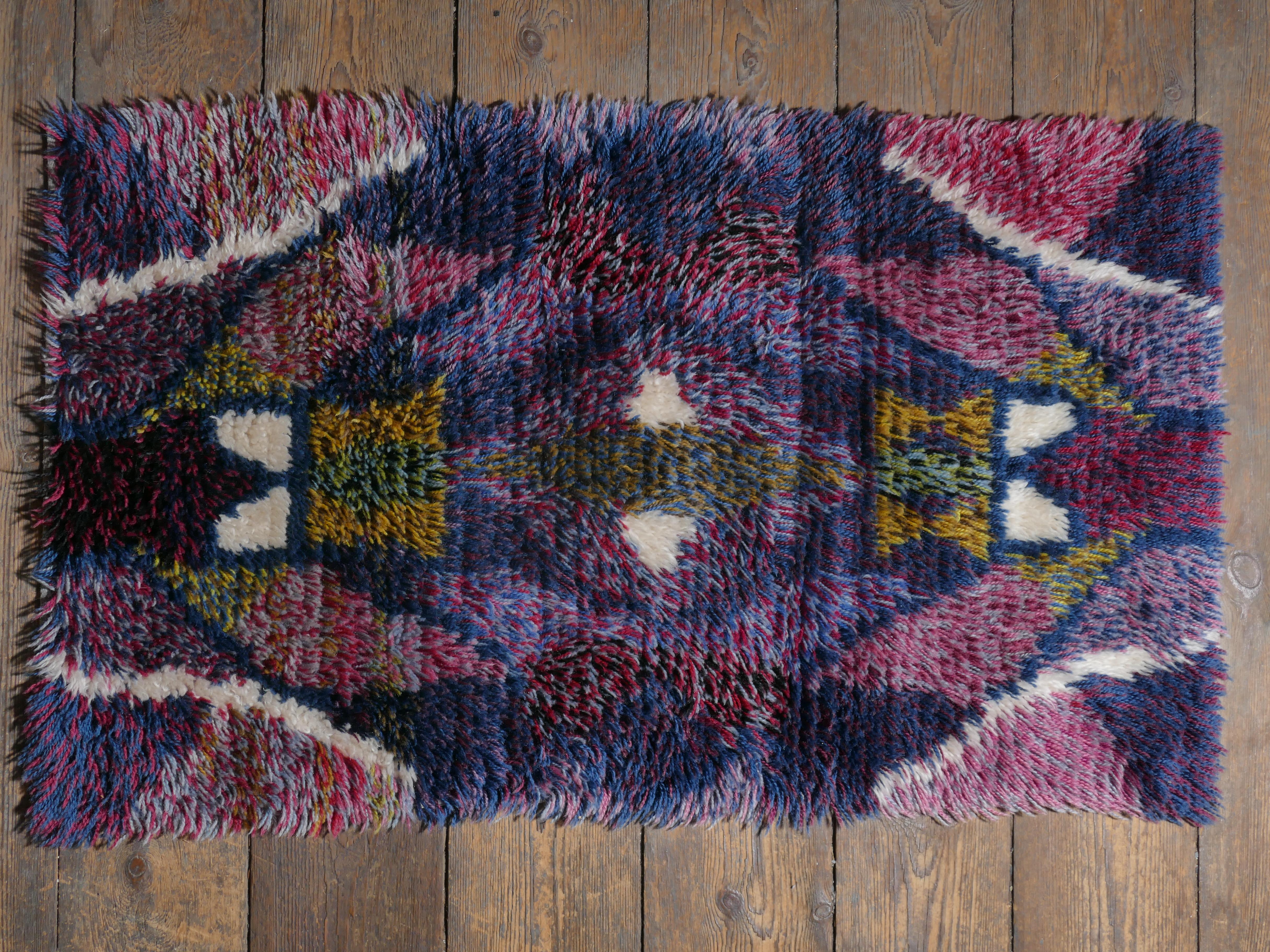 Questo rarissimo tappeto The Modern Scandinavian in lana a pelo alto ha toni morbidi e vivaci di rosa, viola, giallo, blu, rosso, verde e bianco che conferiscono una calma eleganza a questo pezzo versatile. In molti campi di colore, il filato viene