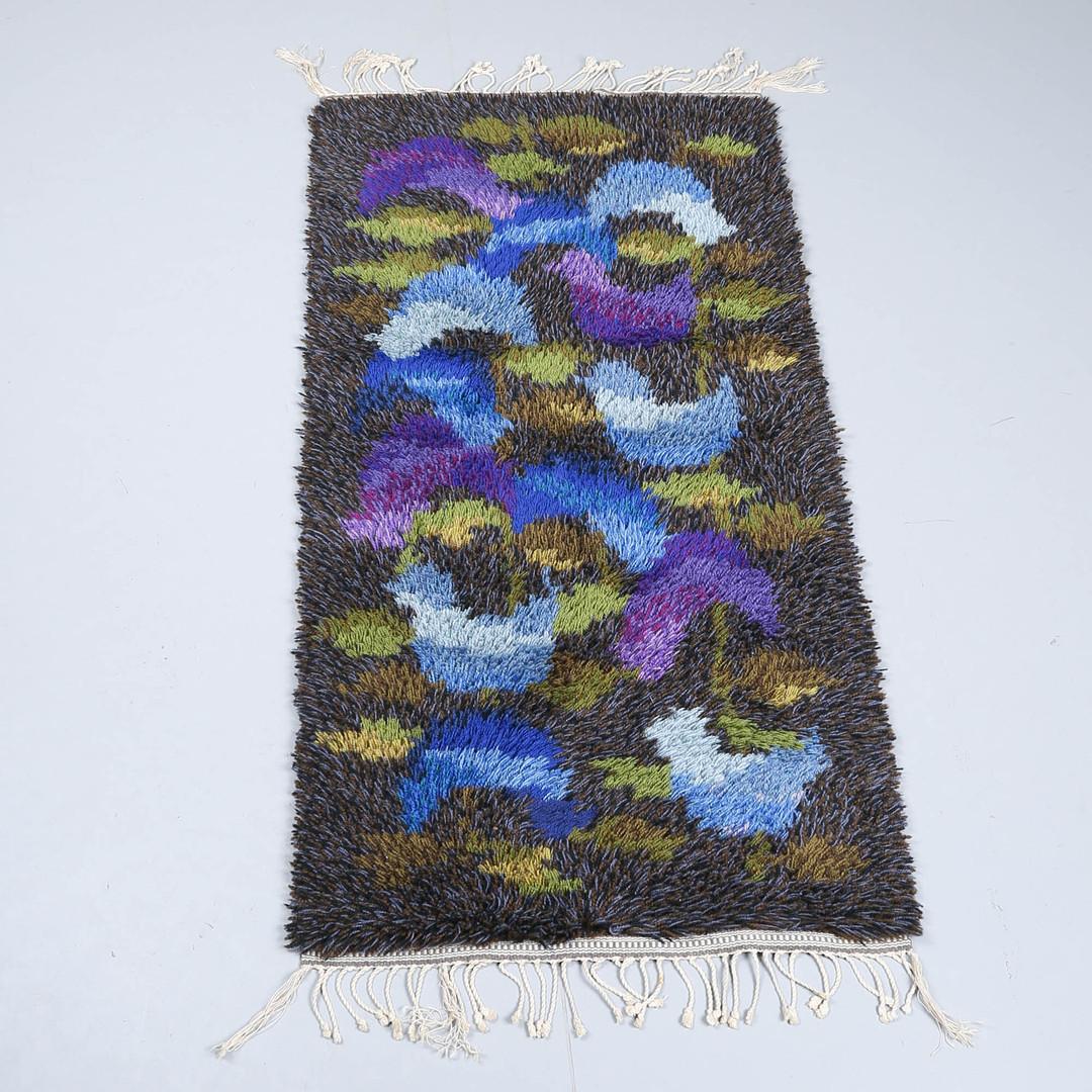 
Esta impresionante alfombra rya de pelo alto es un ejemplo destacado de diseño de interiores inspirado en el arte pop de los años sesenta. Anudado a mano por expertos en Suecia mediante la técnica premium rya, está fabricado con lana persa 100%