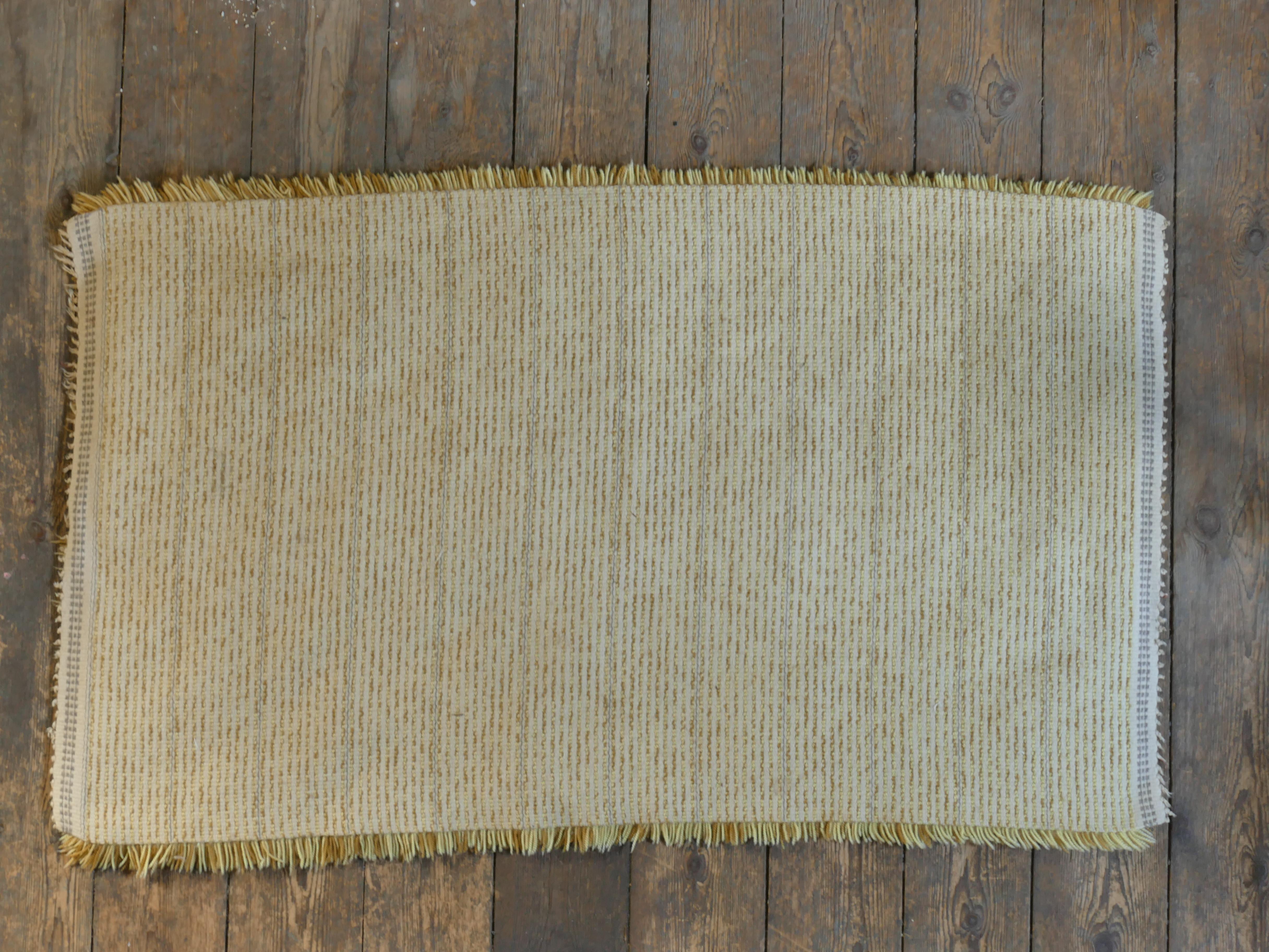 Scandinave moderne Tapis Rya moderne scandinave jaune paille à poils longs, fait à la main, Suède, années 1960 en vente