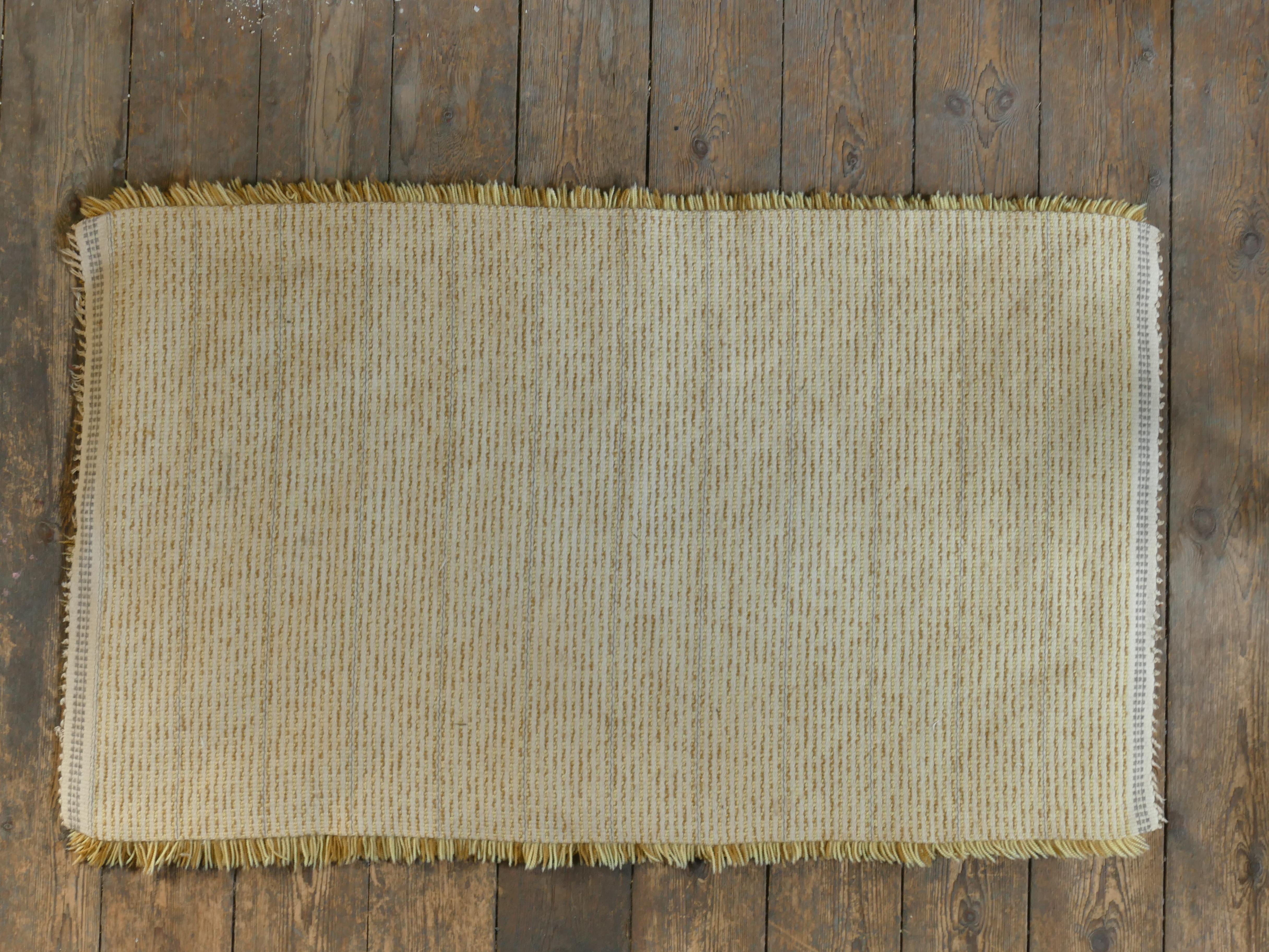 Suédois Tapis Rya moderne scandinave jaune paille à poils longs, fait à la main, Suède, années 1960 en vente