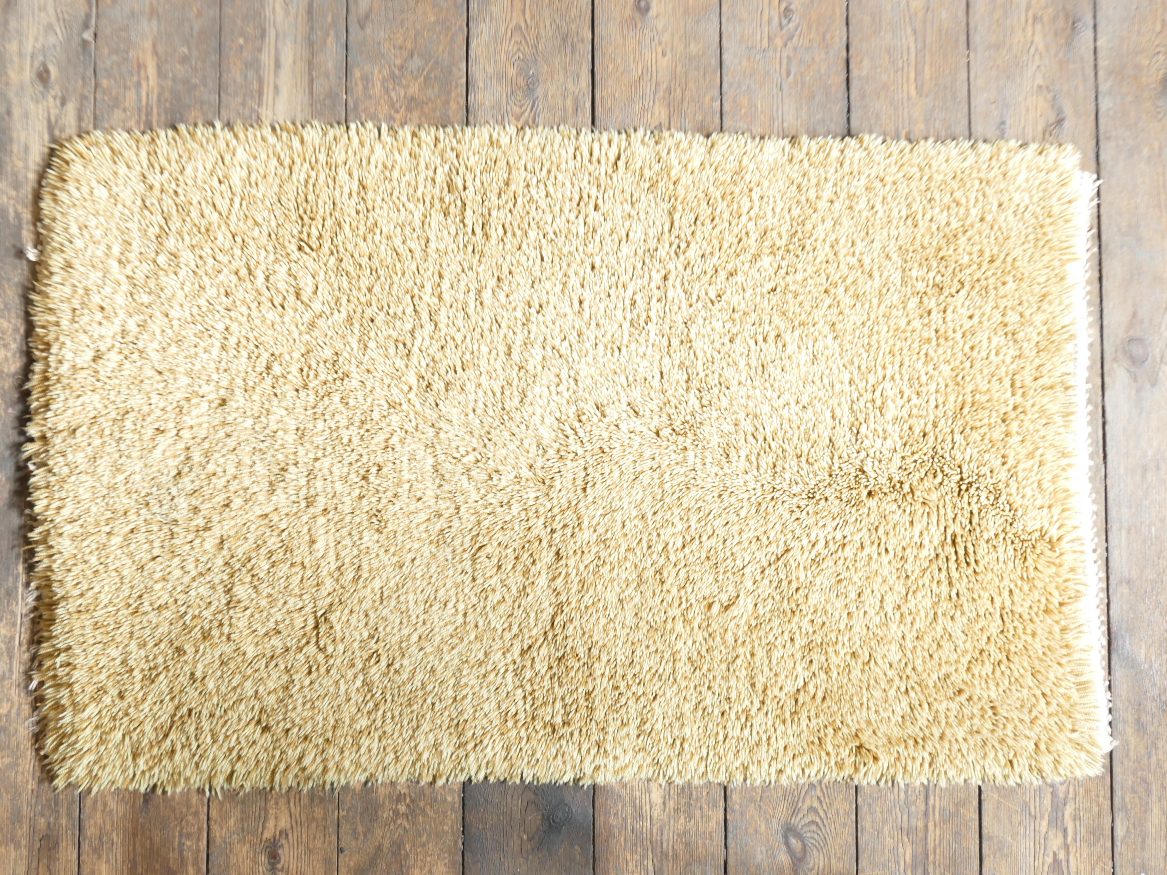 Tissé à la main Tapis Rya moderne scandinave jaune paille à poils longs, fait à la main, Suède, années 1960 en vente