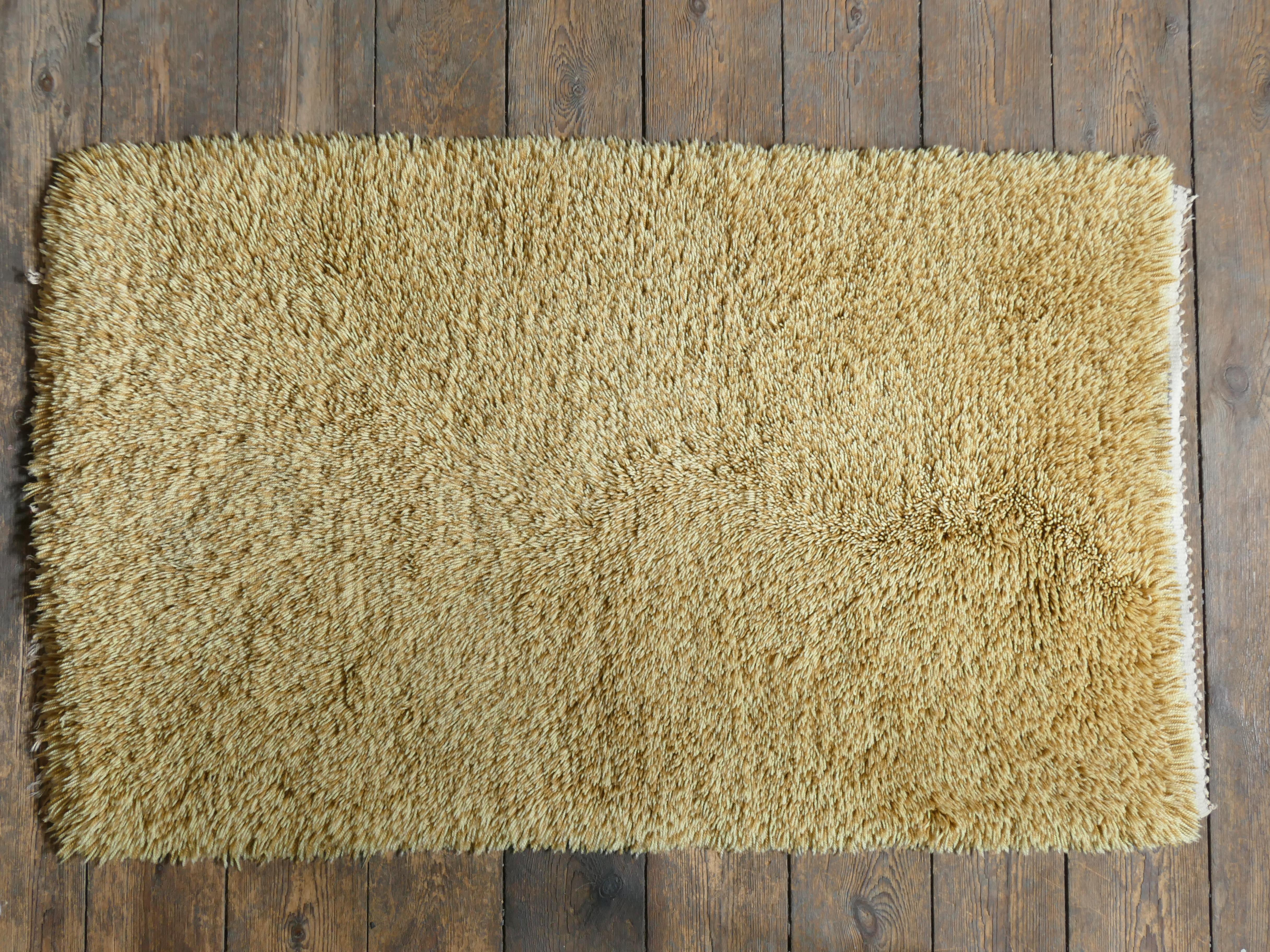 Tapis Rya moderne scandinave jaune paille à poils longs, fait à la main, Suède, années 1960 Bon état - En vente à Grythyttan, SE