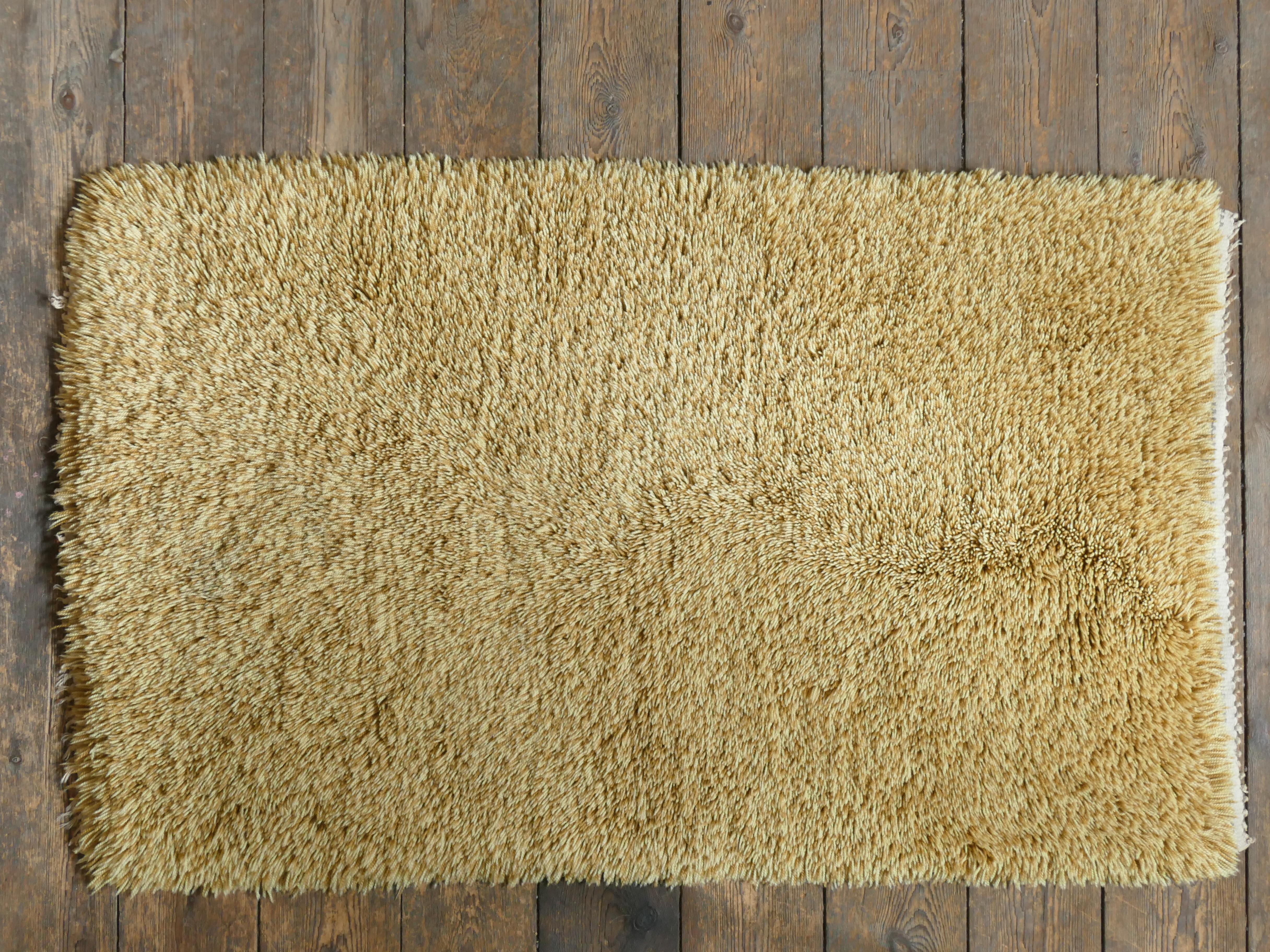 Milieu du XXe siècle Tapis Rya moderne scandinave jaune paille à poils longs, fait à la main, Suède, années 1960 en vente