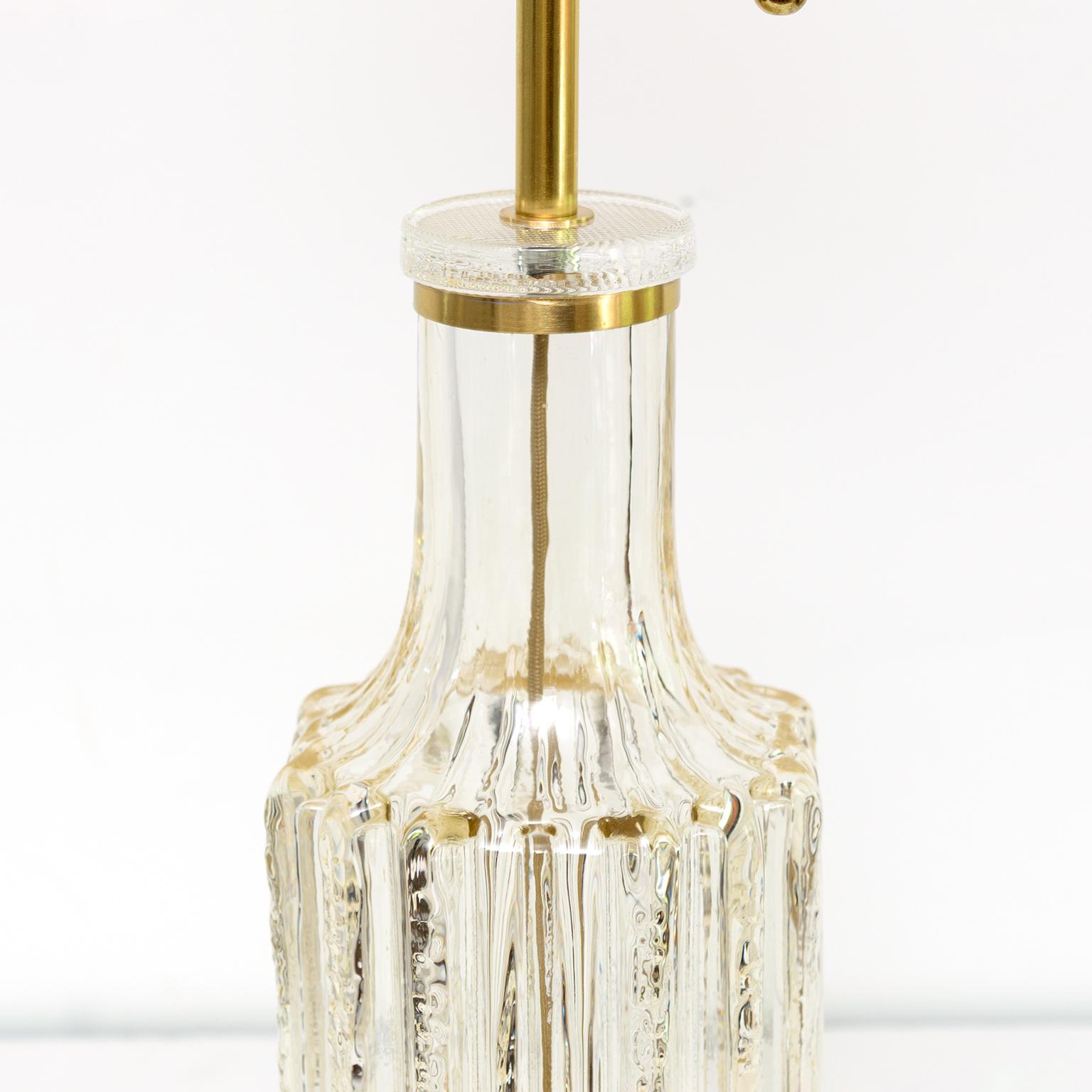 Scandinavian Modern Highly Textured Clear Glass Table Lamp with Brass Details In Good Condition For Sale In New York, NY