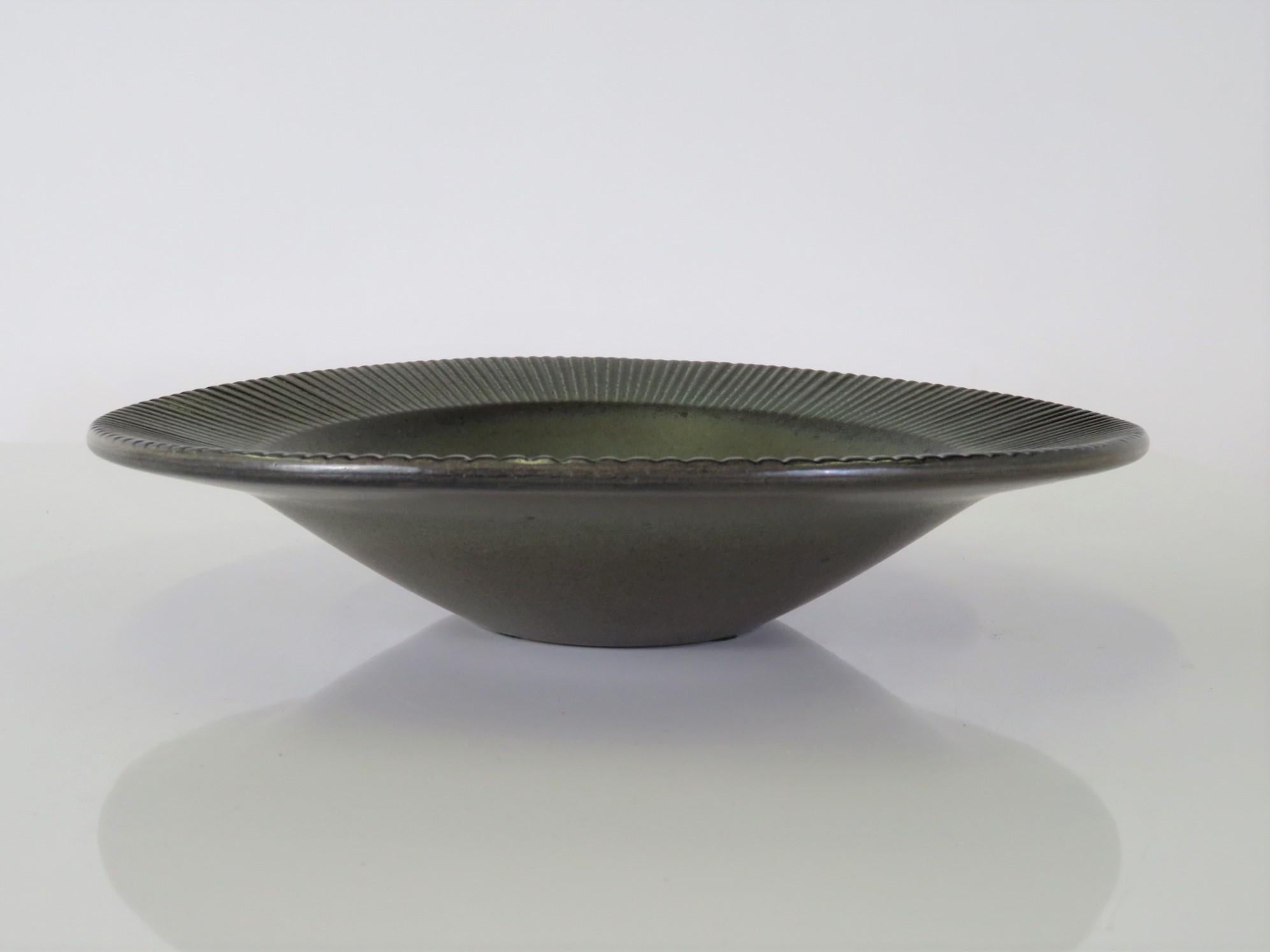 Scandinavian Modern Hjördis Oldfors Upsala-Ekeby Sweden, PALMA Undulating Bowl In Good Condition In Miami, FL