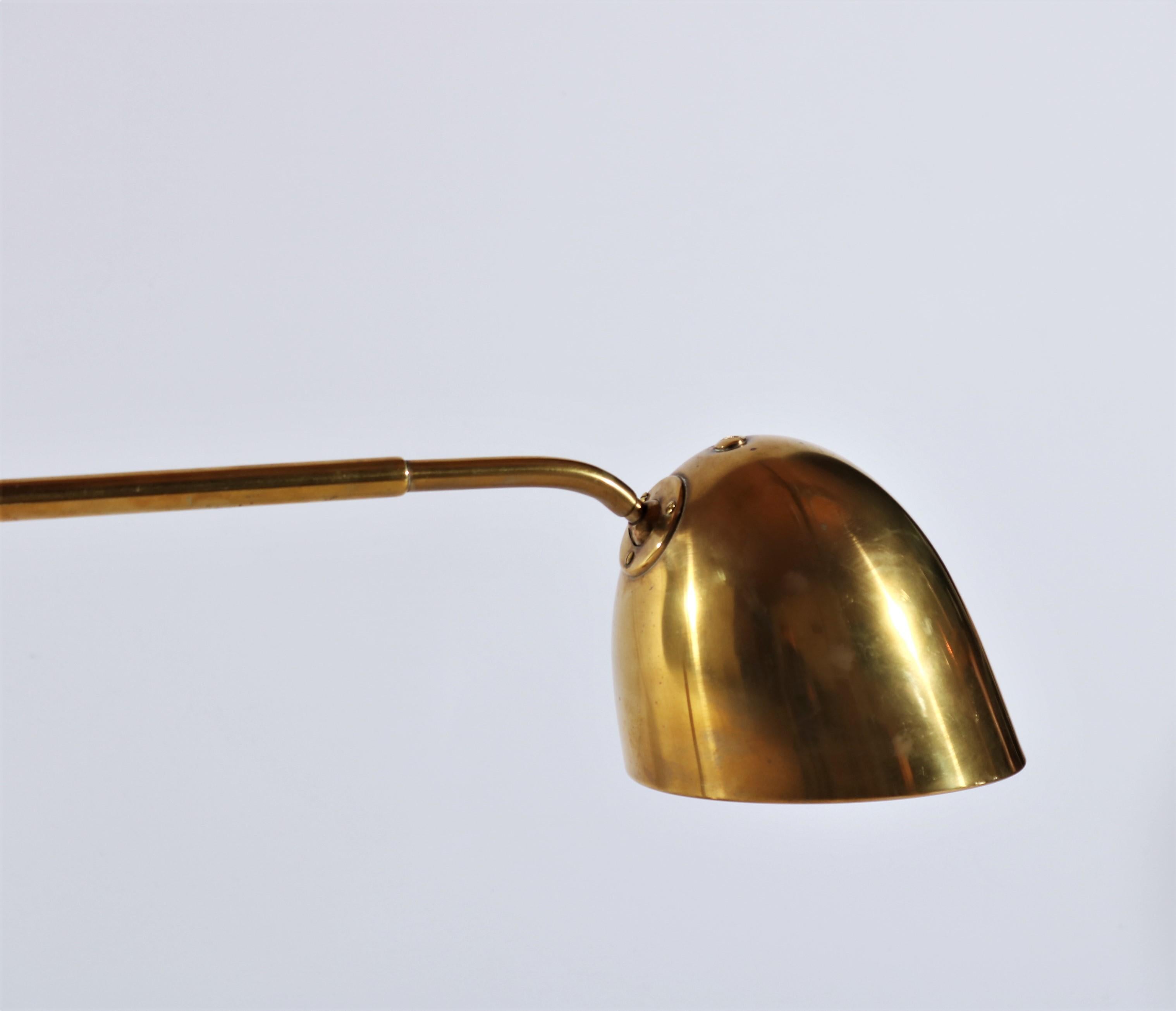Impressive desk lamp in solid brass with adjustable shades. The lamp is attributed to Danish Architect Vilhelm Lauritzen and was made in the 1940s. Probably manufactured at Louis Poulsen. The lamp has a beautiful patina on the brass and is in great