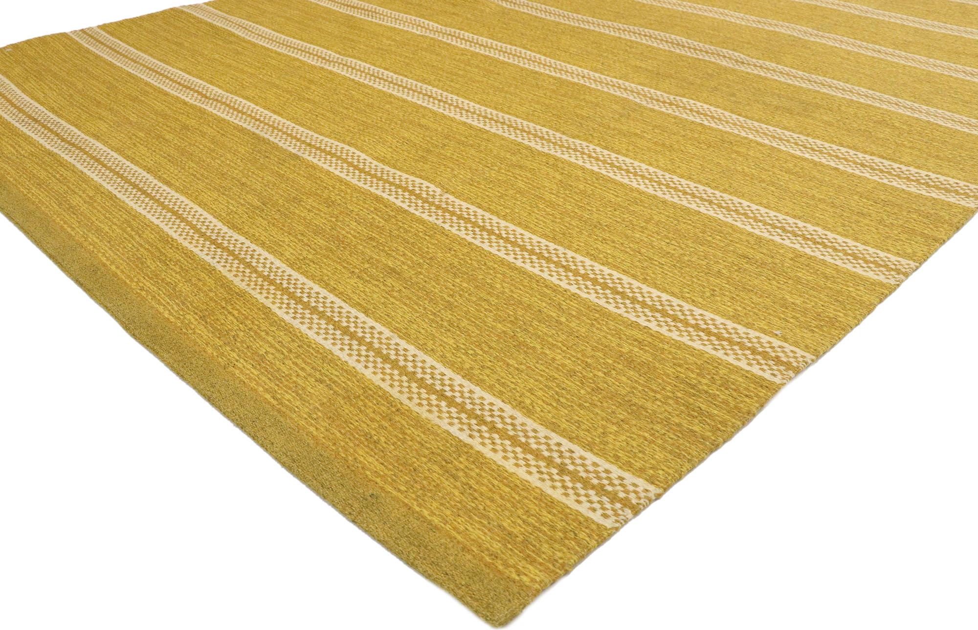 76644 Tappeto vintage The Modern Scandinavian, 05'05 x 07'10. Questo tappeto Kilim svedese vintage in lana tessuto a mano con uno stile moderno scandinavo presenta un motivo a strisce. Due sottili bande color crema sono composte da un motivo a
