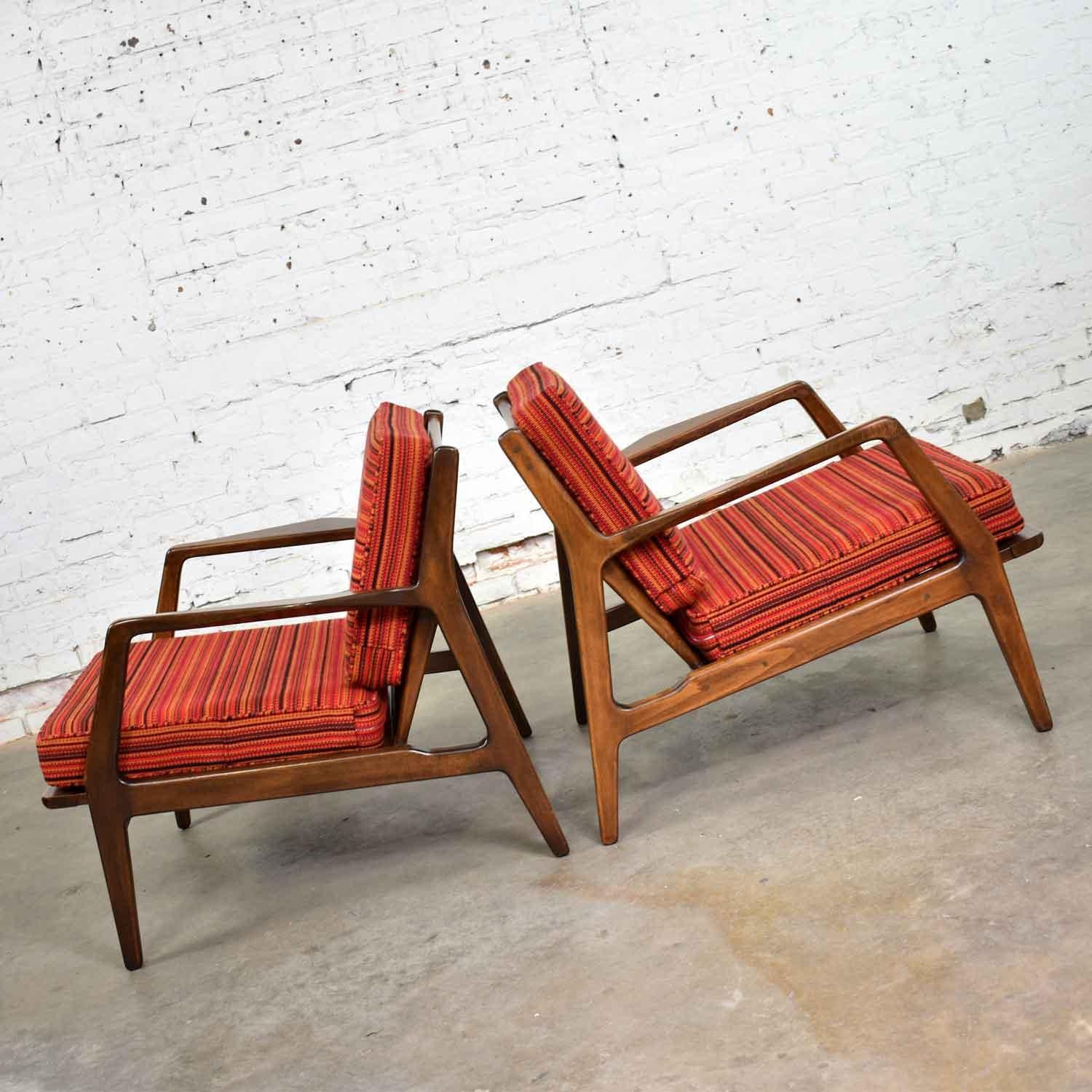 Scandinavian Modern Ib Kofod-Larsen Lounge Chairs for Selig in Red Stripe Fabric In Good Condition In Topeka, KS