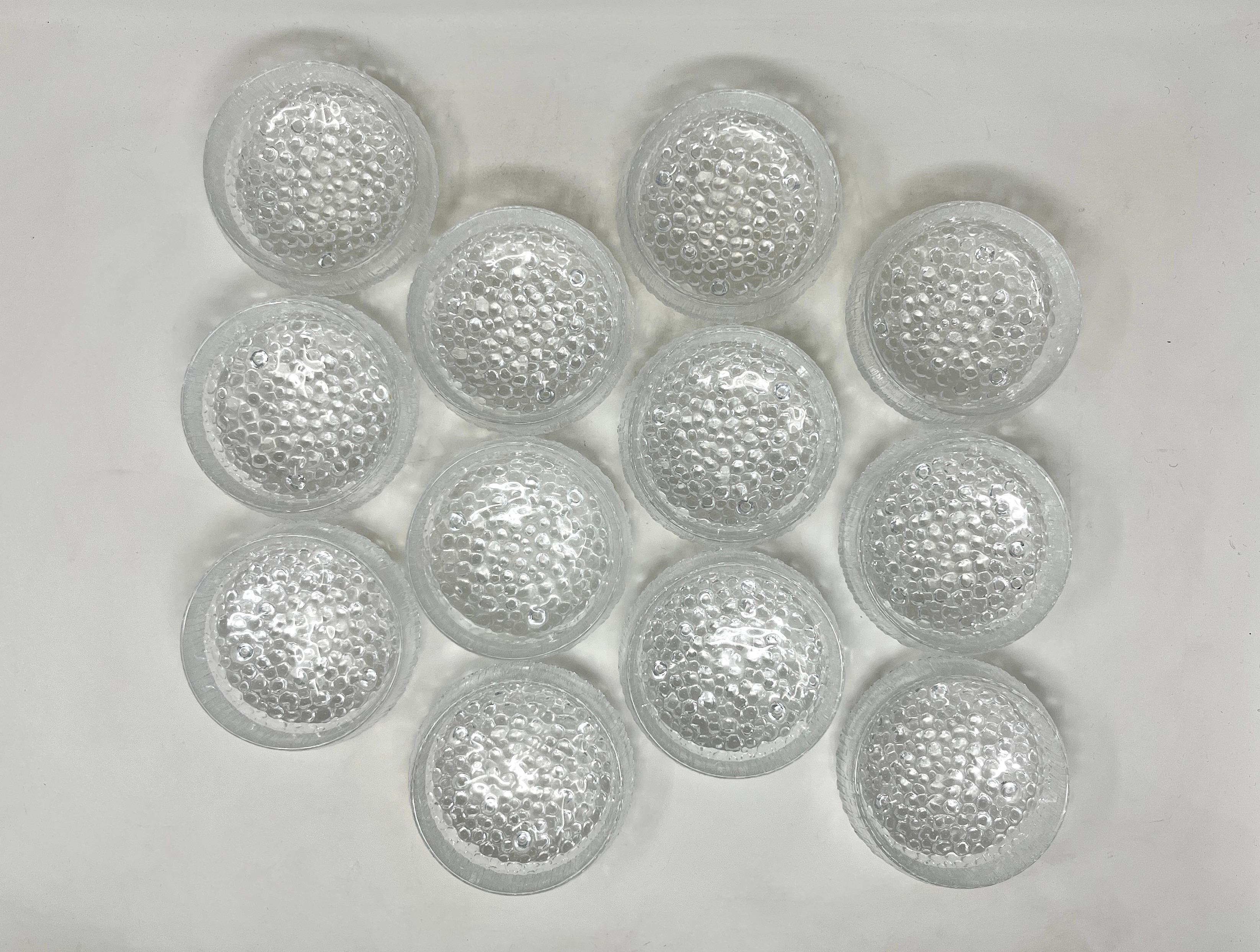 Juego de 12 cuencos de postre individuales de vidrio artístico escandinavo moderno de Tapio Wirkkala para Iittala de la línea Ultima Thule. Los cuencos tienen lados texturados que hacen referencia al terreno helado del norte de Escandinavia. Estos