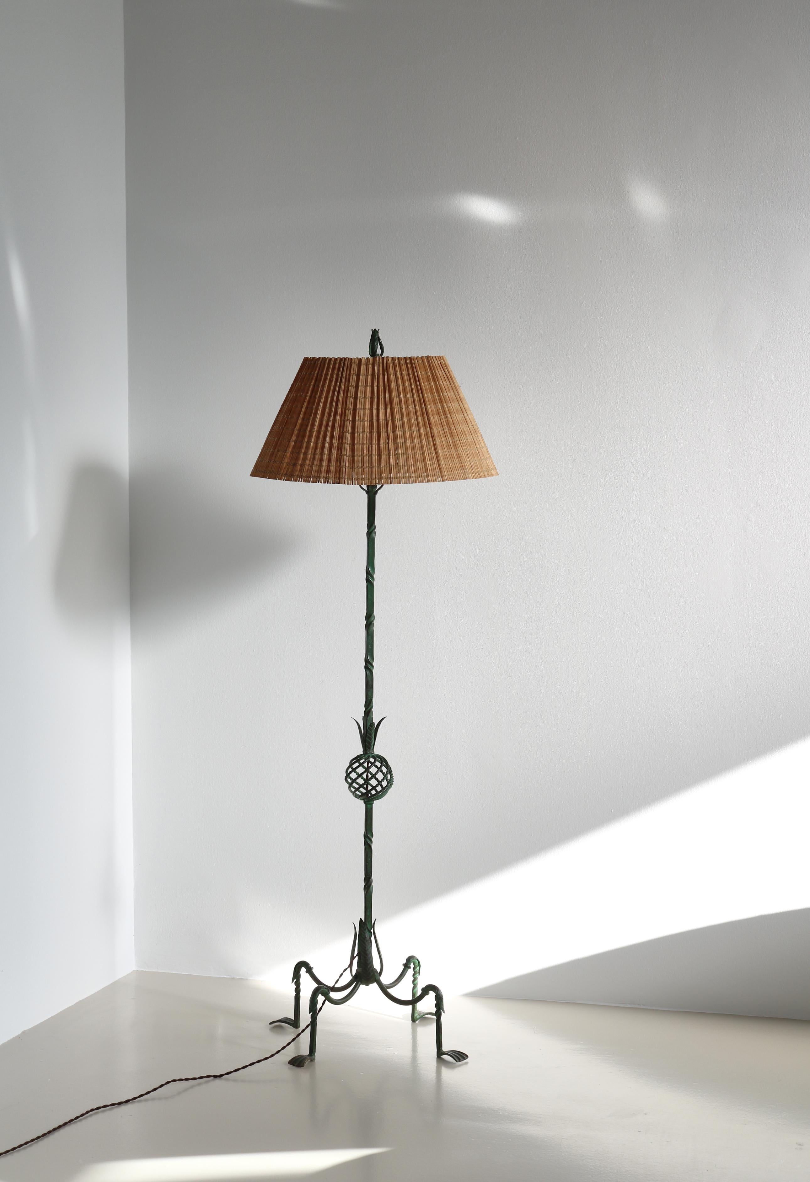 Rare lampadaire Taidetakomo Hakkarainen en fer forgé et abat-jour en paille fabriqué en Finlande dans les années 1930.