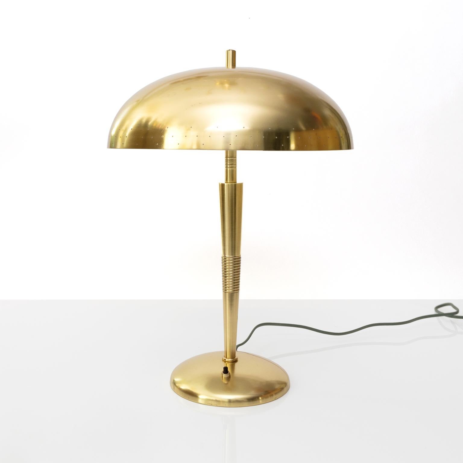 Une lampe de table en laiton de style moderne du milieu du siècle avec un abat-jour percé en forme de dôme sur une tige et un pied finement détaillés. Nouvellement polie et laquée et recâblée avec deux douilles à culot Edison en laiton massif pour