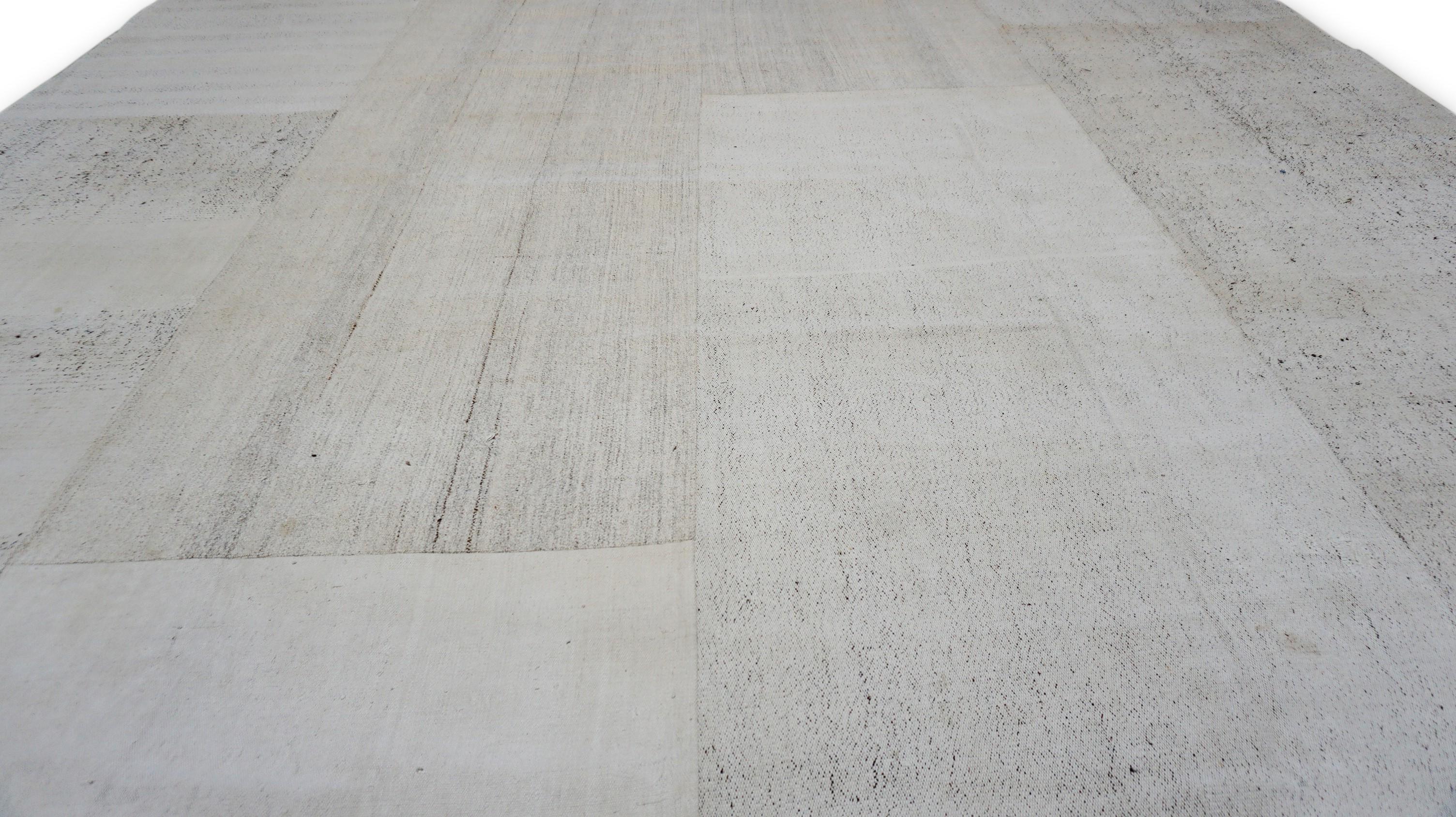 Scandinavian Modern Ivory Lt Grey Wool and Hemp Kilim 12'x15'1'' In New Condition For Sale In Torrance, CA