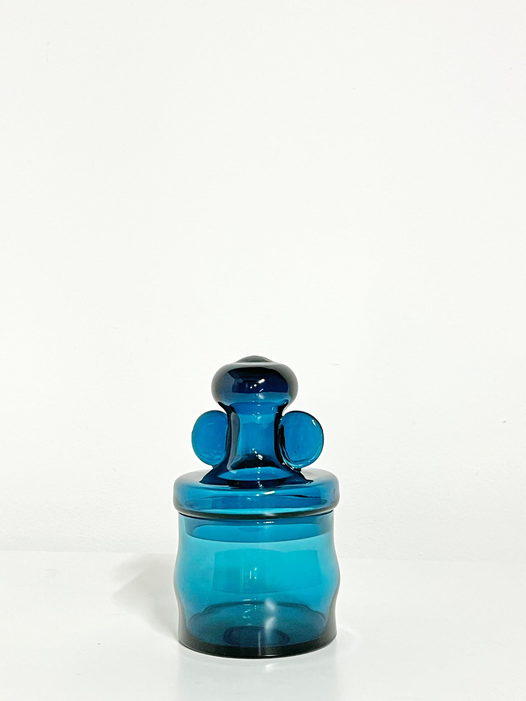 Cool Scandinavian Modern jar in glass from the blue glass series, Bertil Vallien for Boda/Åfors 1960s.
Good vintage condition, wear and patina consistent with age and use. 