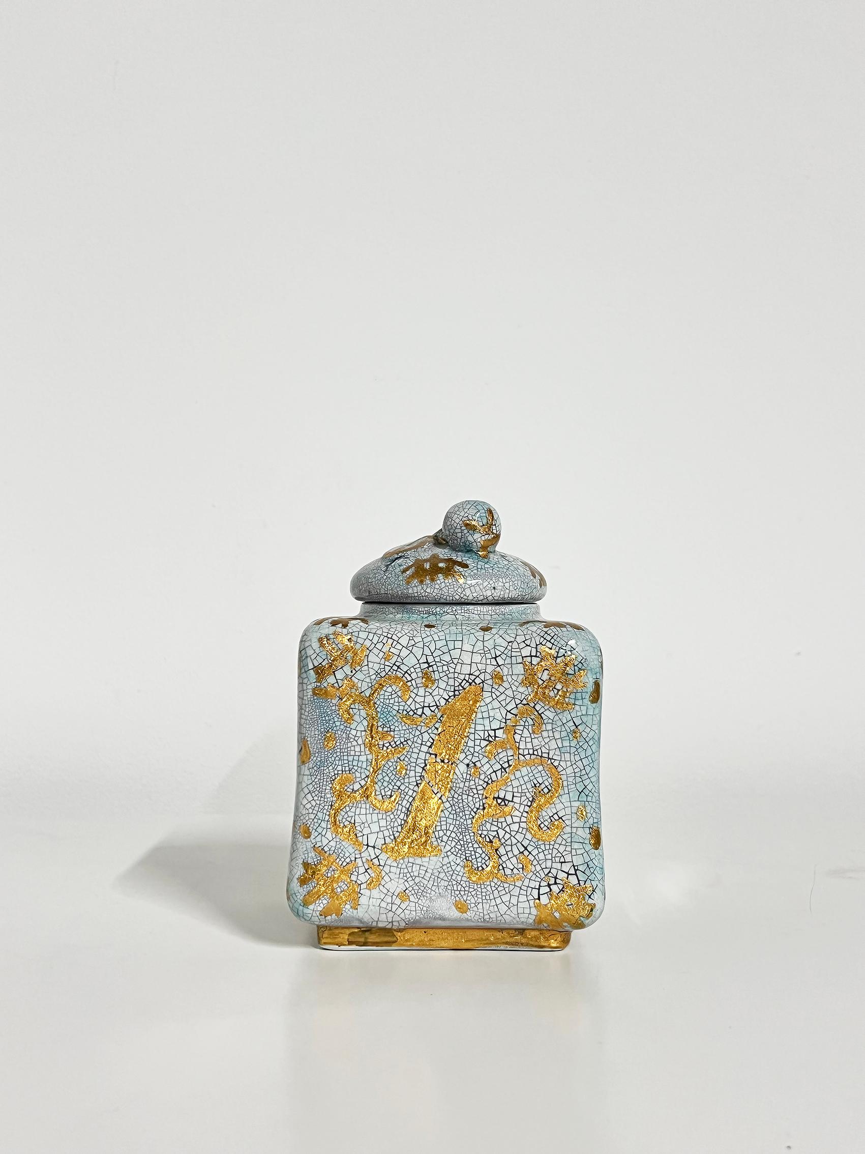Vaso molto raro e precoce in ceramica smaltata, Wilhelm Kåge, Gustavsberg -1925.
Ogni lato è decorato con un numero 1 9 2 5. 
Firmato con marchio del produttore.
Buone condizioni vintage, usura e patina coerenti con l'età e l'uso. 