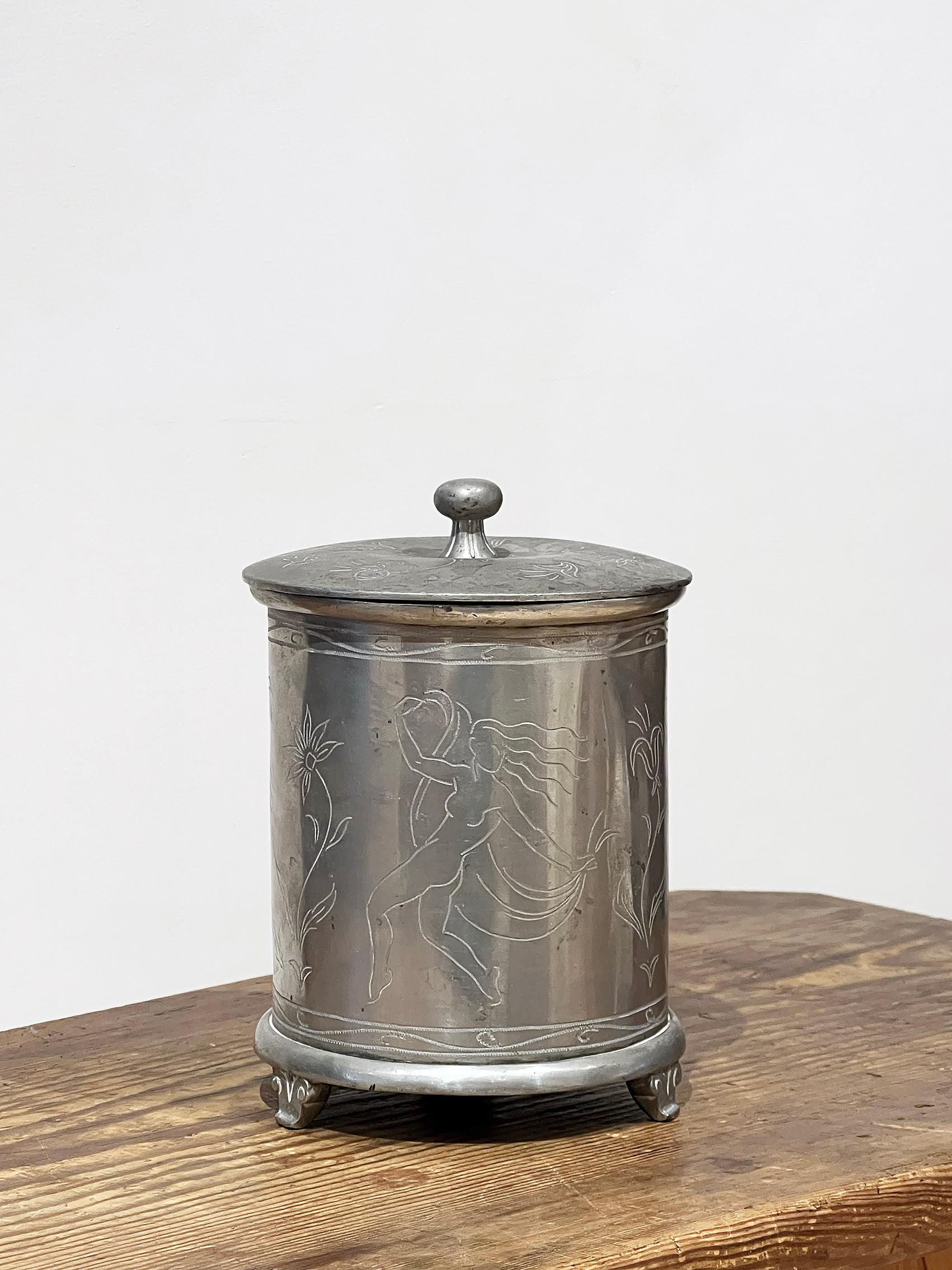 Absolutely stunning Scandinavian modern jar in pewter with beautiful etched decor, Sweden -1925.
Signed, Svanson 1925.
Wear and patina consistent with age and use.
Scratches, dents and blemishes. 