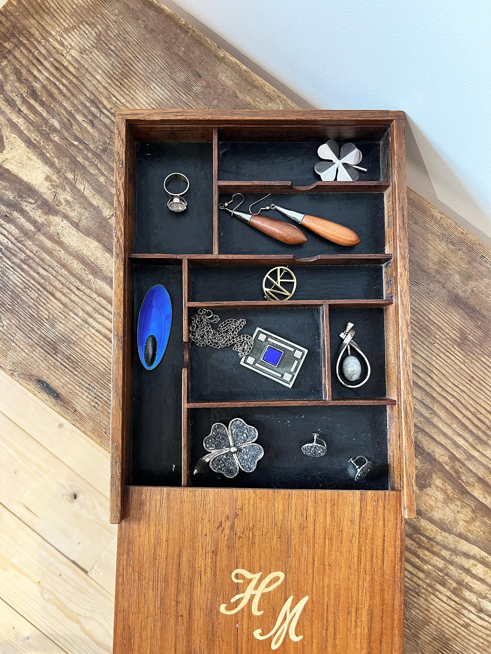 Milieu du XXe siècle Boîte à bijoux scandinave moderne en teck et cuir datant des années 1950-1960 en vente