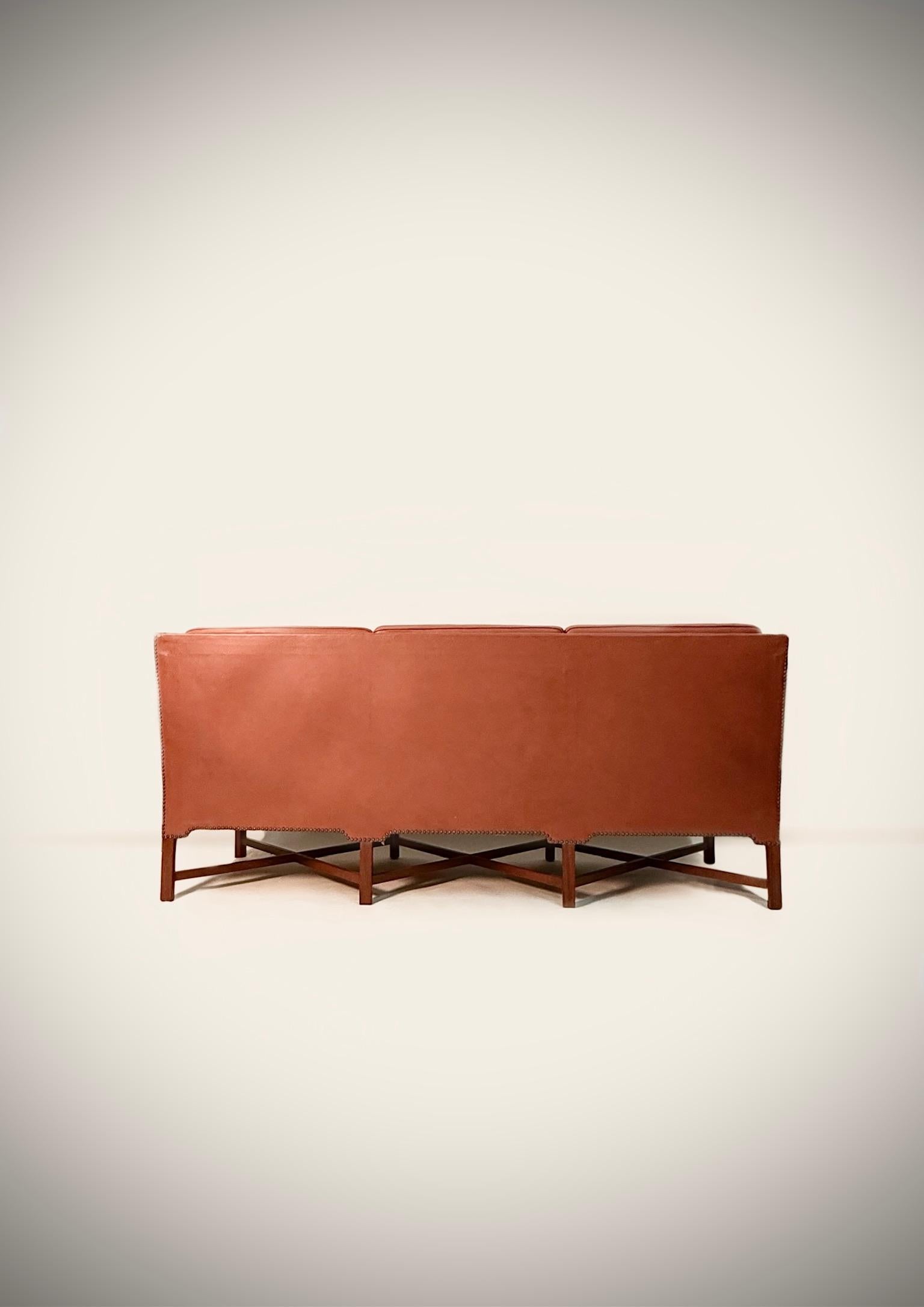 Scandinavo moderno Divano The Modern Scandinavian Klint modello 4118 in pelle e mogano in vendita