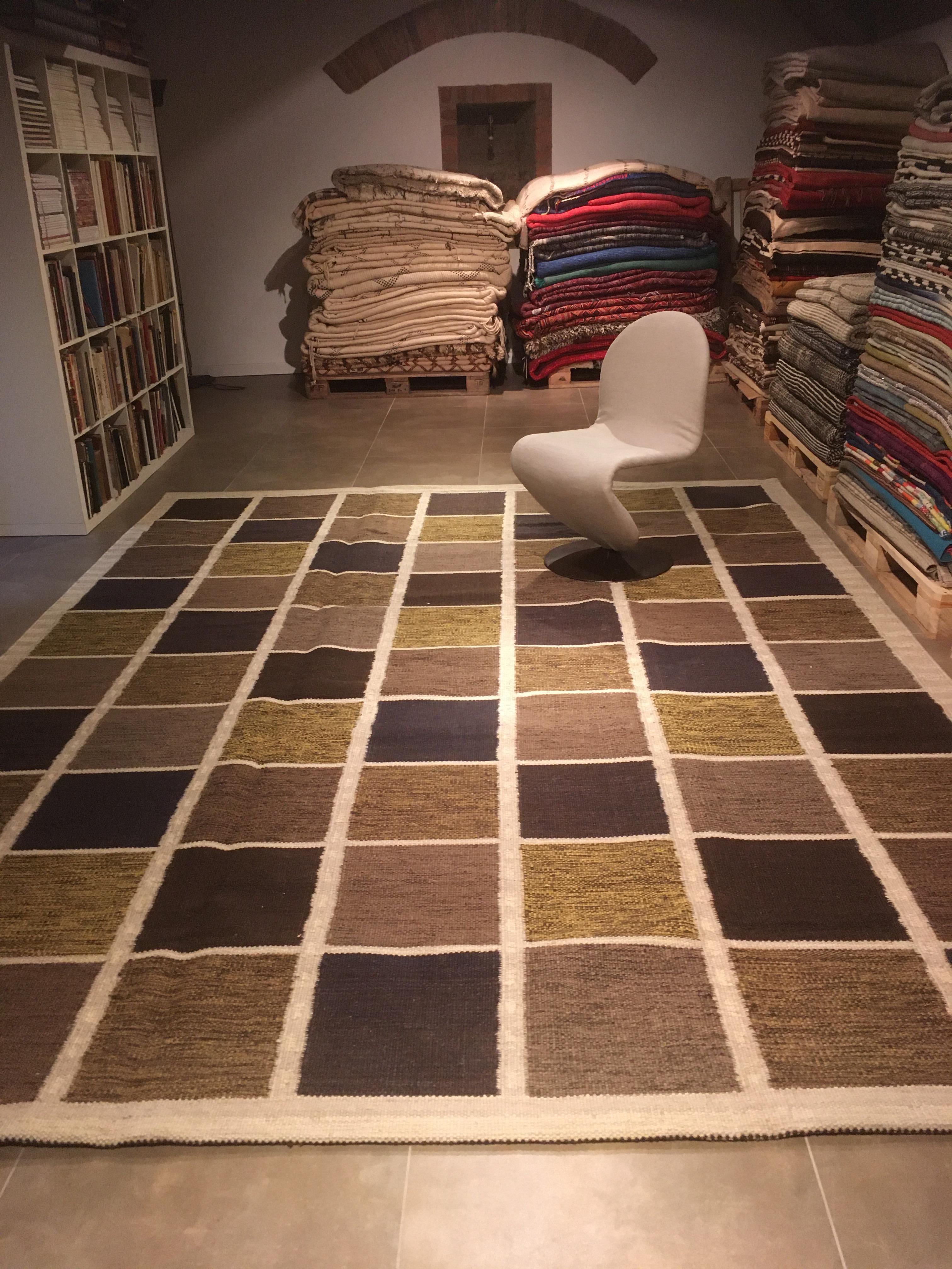 Inspiré des tapis suédois modernes du milieu du siècle, ce Kilim fait partie de notre collection contemporaine de tissages plats texturés où le matériau est utilisé de manière à créer un tapis robuste qui peut être juxtaposé magnifiquement dans les
