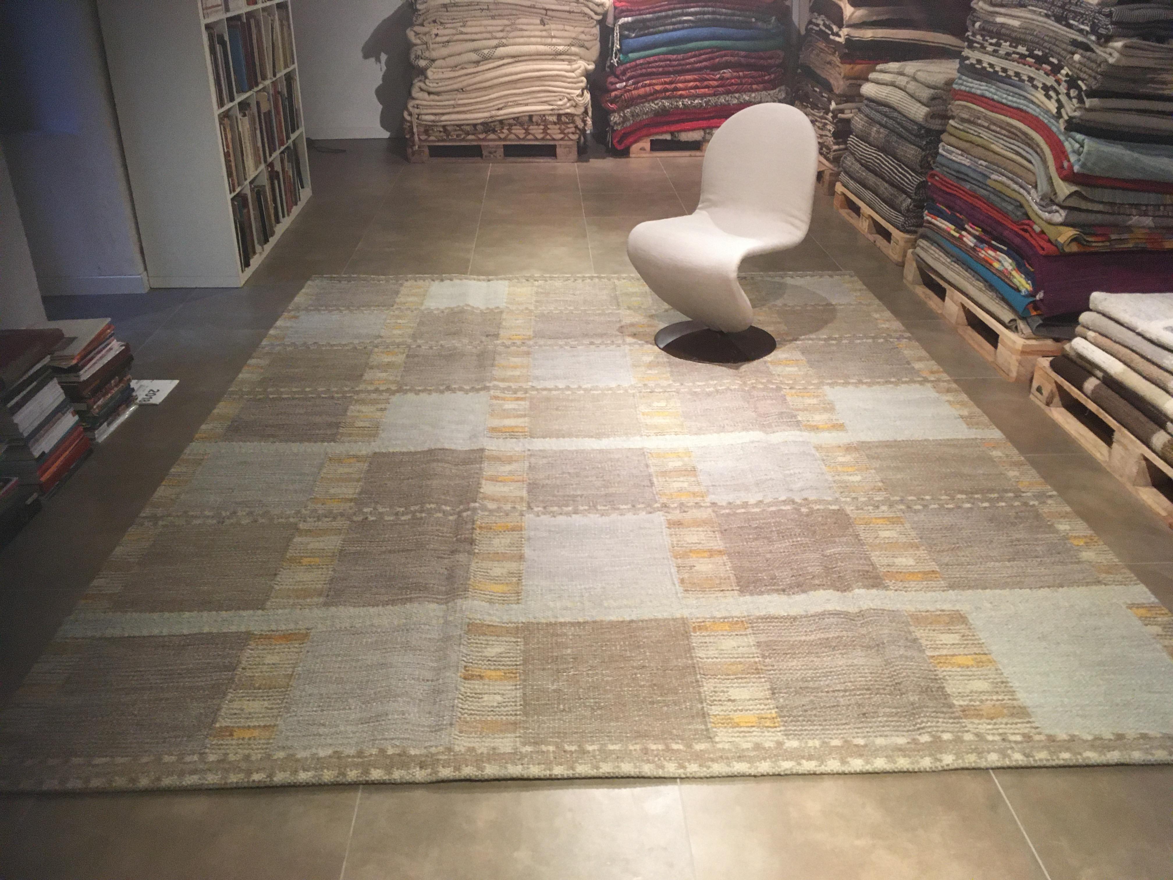 Inspiriert von schwedischen Teppichen aus der Mitte des Jahrhunderts, ist dieser Kelim Teil unserer zeitgenössischen Kollektion von strukturierten Flachgeweben, bei denen das Material so eingesetzt wird, dass ein robuster Teppich entsteht, der sich