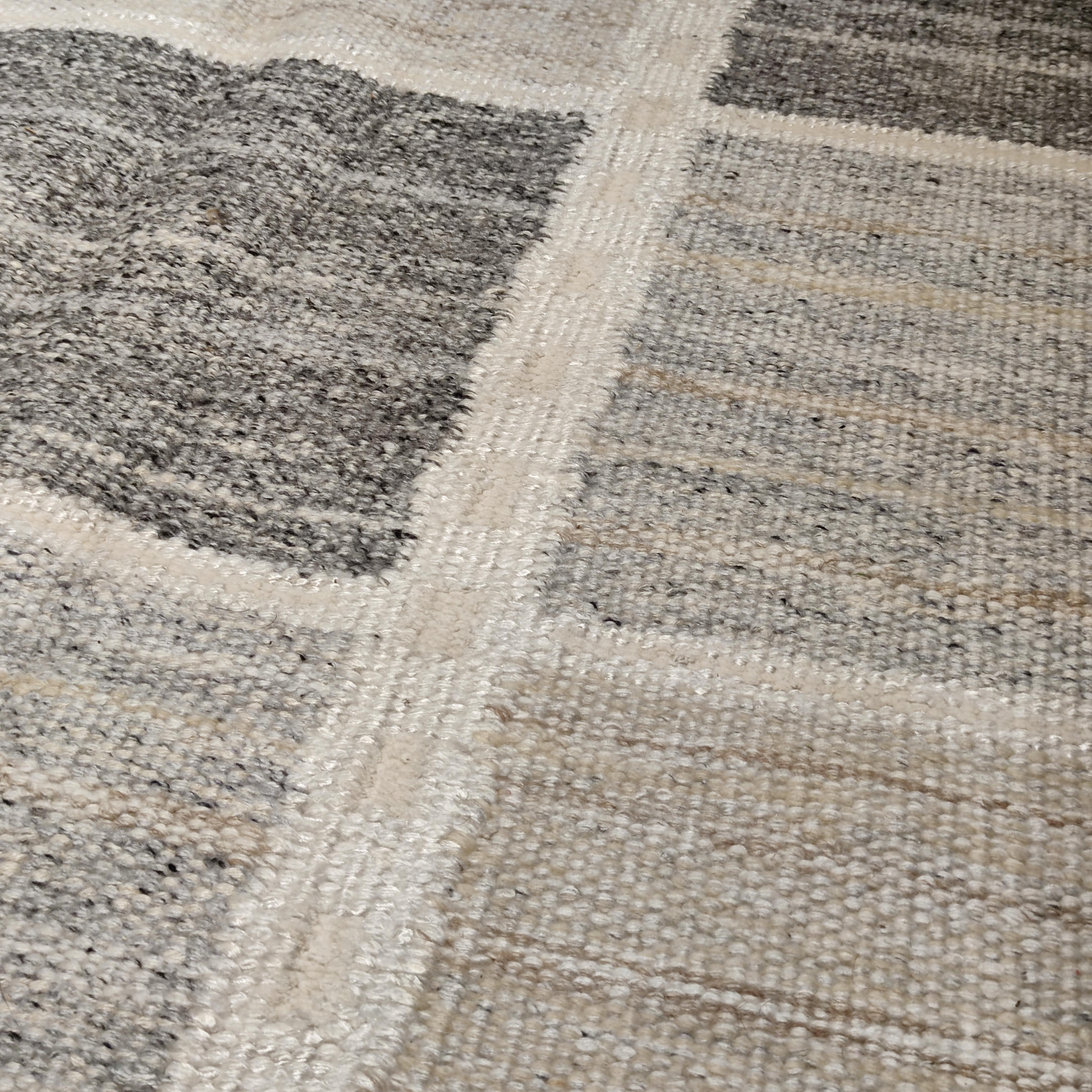 Scandinavian Modern Kilim Carpet in White, Silver Grey and Anthracite In New Condition For Sale In Milan, IT