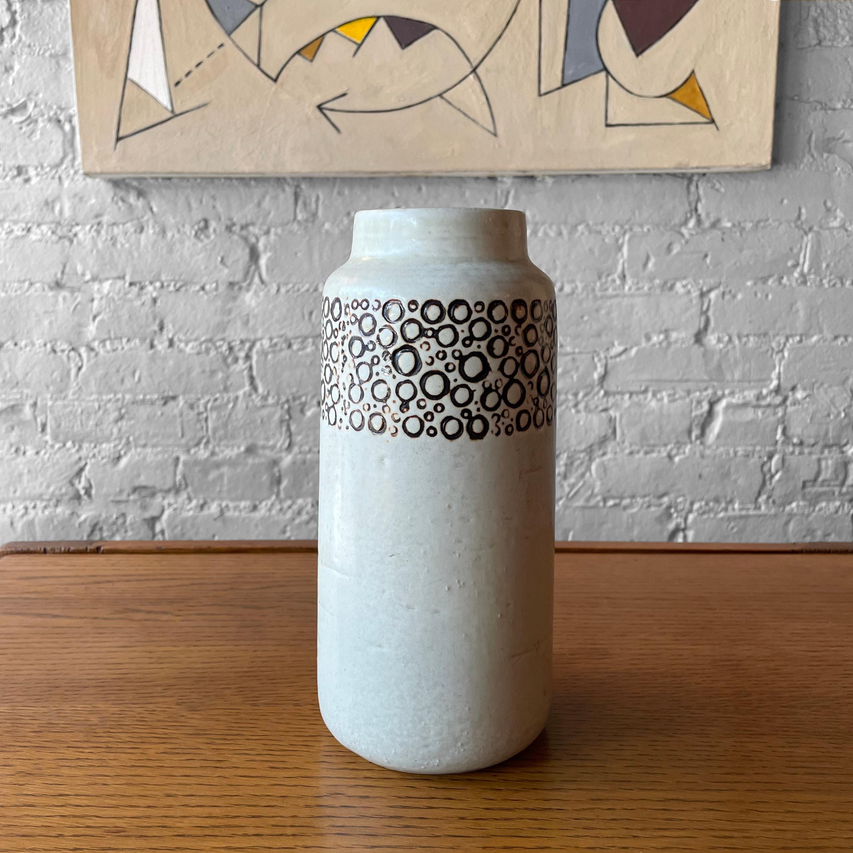 Vase en poterie d'art moderne scandinave à motif 